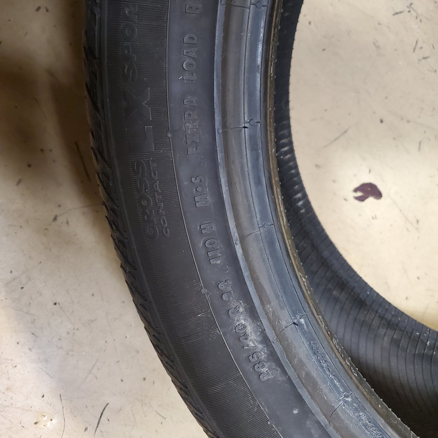 USED 8/32” OF 10/32” CONTINENTAL CROSSCONTACT LX SPORT (AO) AUDI P 285 40 22 110H XL HIGHWAY A/S TIRE 15504750000