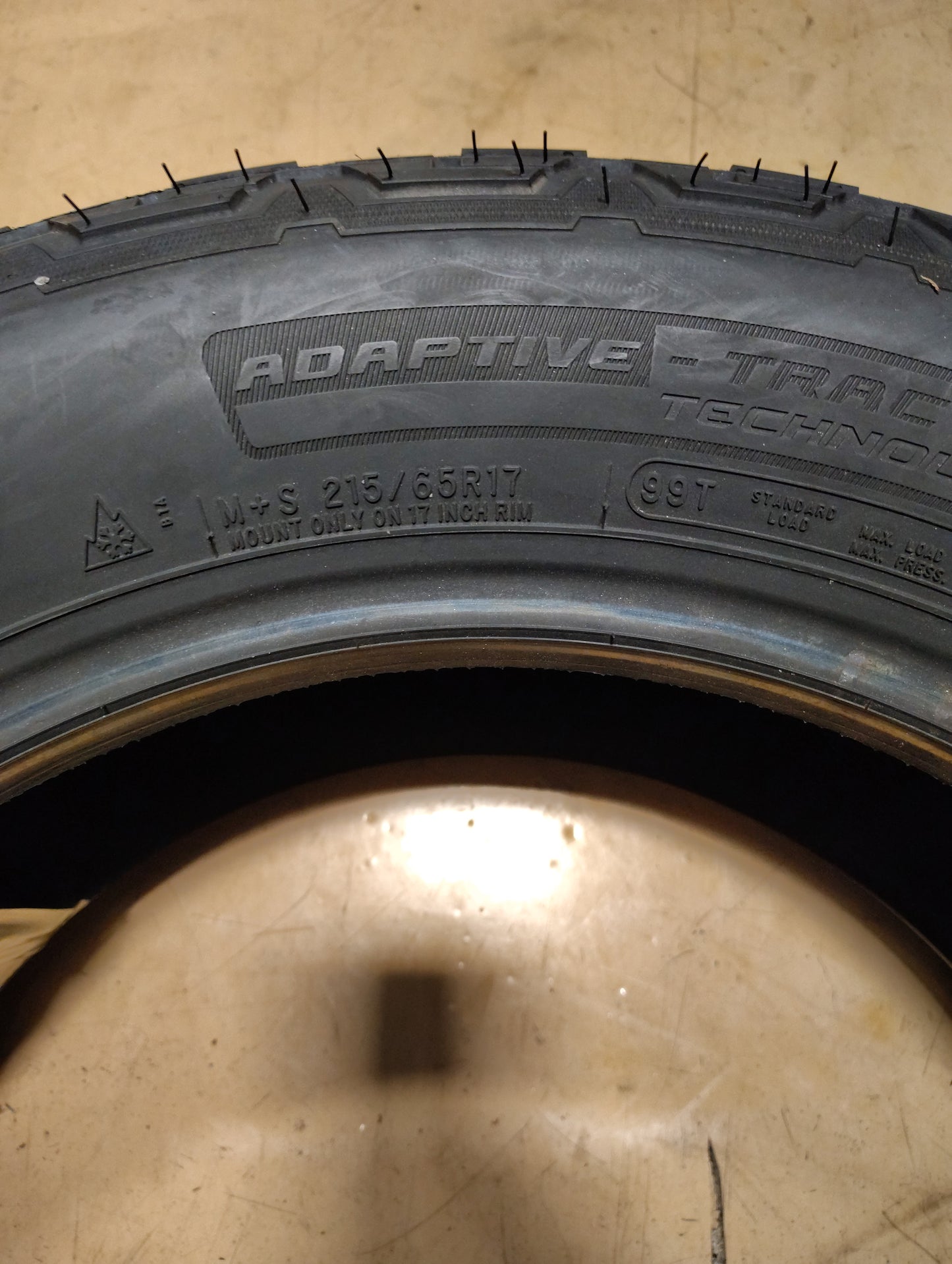 BLEMISH TIRE COOPER DISCOVERER AT3 4S OWL P 215 65 17 99T SL ALL TERRAIN TIRE 90000032941