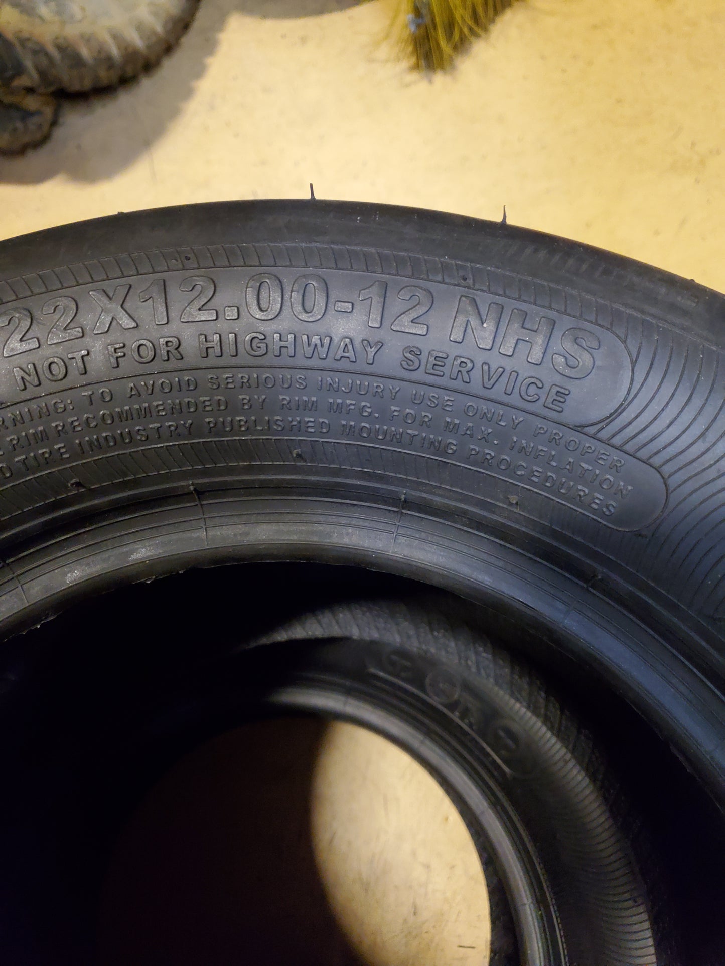 OTR SMOOTH 94A3 BSW 22 12 12 4PLY LAWN TIRE T550422120012P