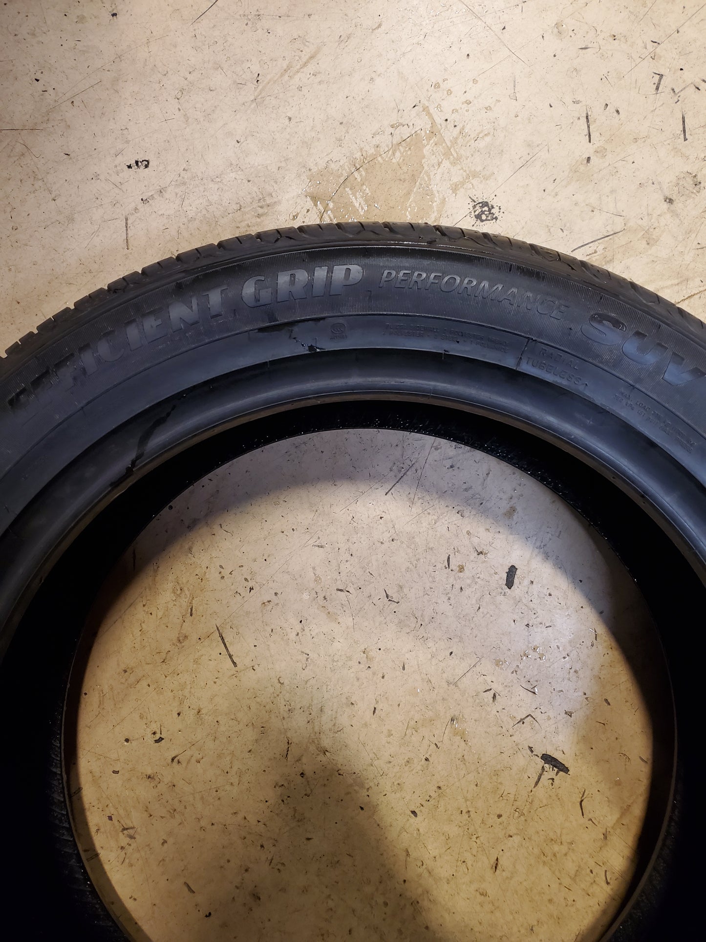 USED 8.5/32” GOODYEAR EFFICIENT GRIP PERFORMANCE SUV P 225 55 19 99V NA1570833