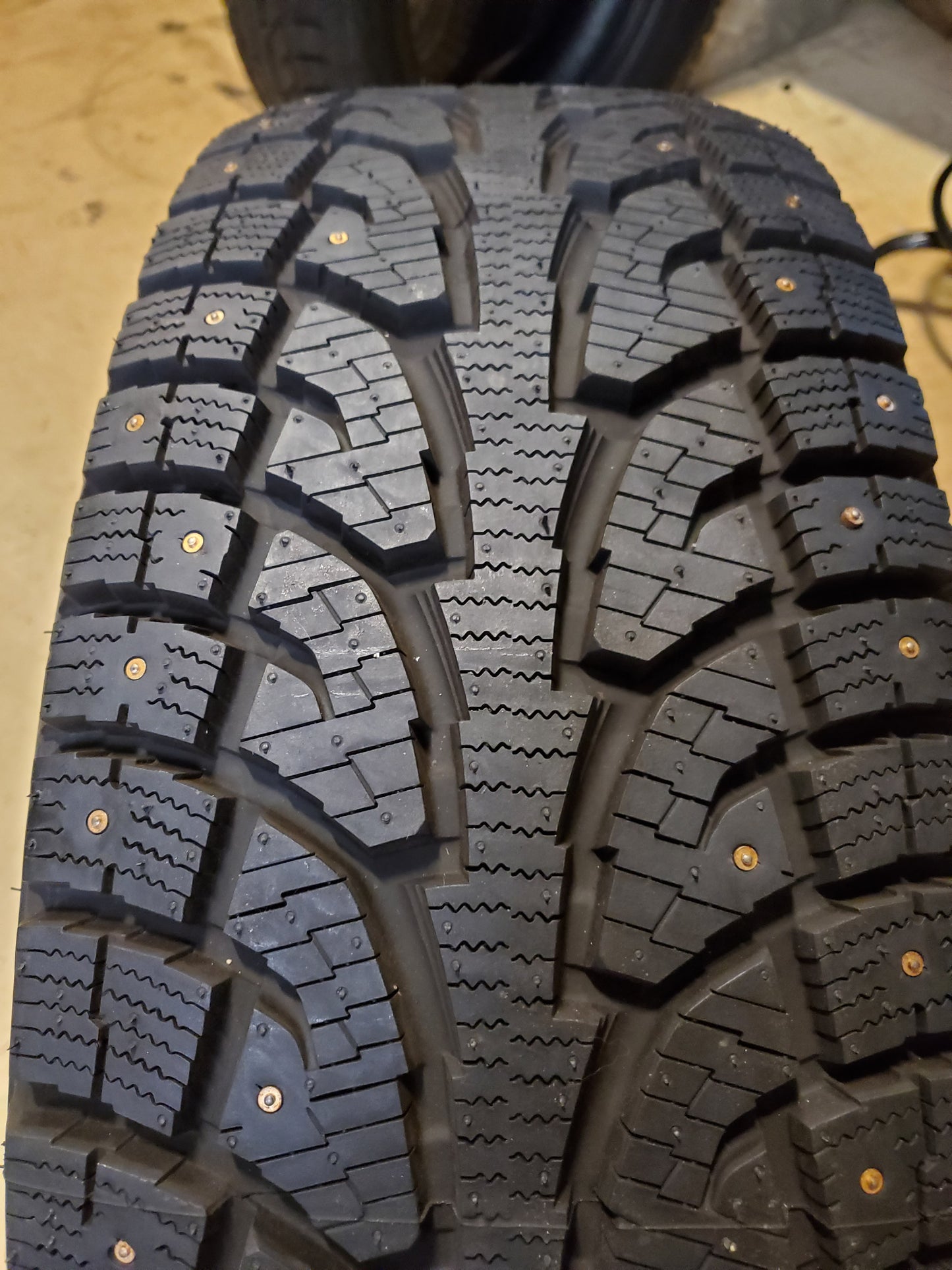 NOS HANKOOK WINTER IPIKE RW11 STUDDED LT 275 65 20 126/123Q 10PLY TIRE 2001690