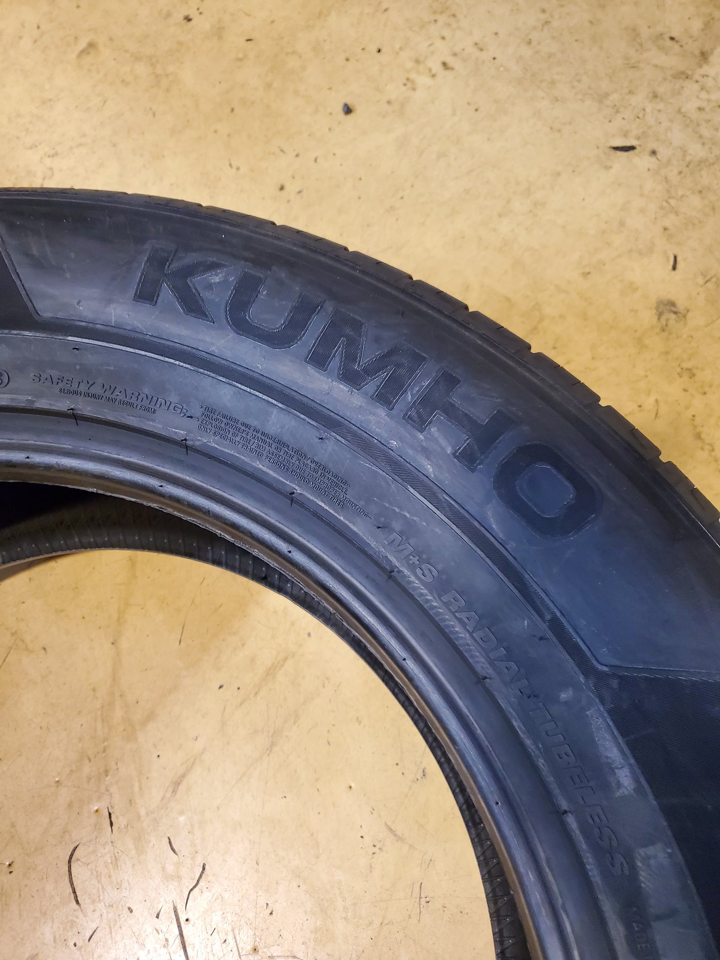 2 KUMHO CRUGEN HP27 BSW P 275 60 20 115V ALL SEASON TIRE 2346303