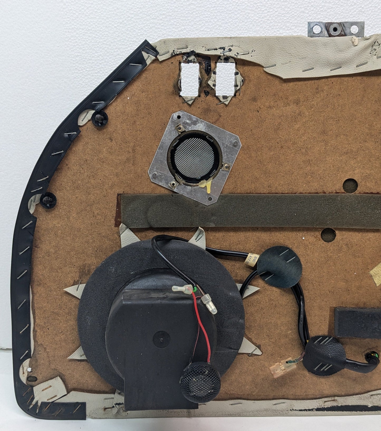 USED PORSCHE 911 CARRERA LEFT LEATHER DOOR PANEL WITH TWEETER AND HANDLE