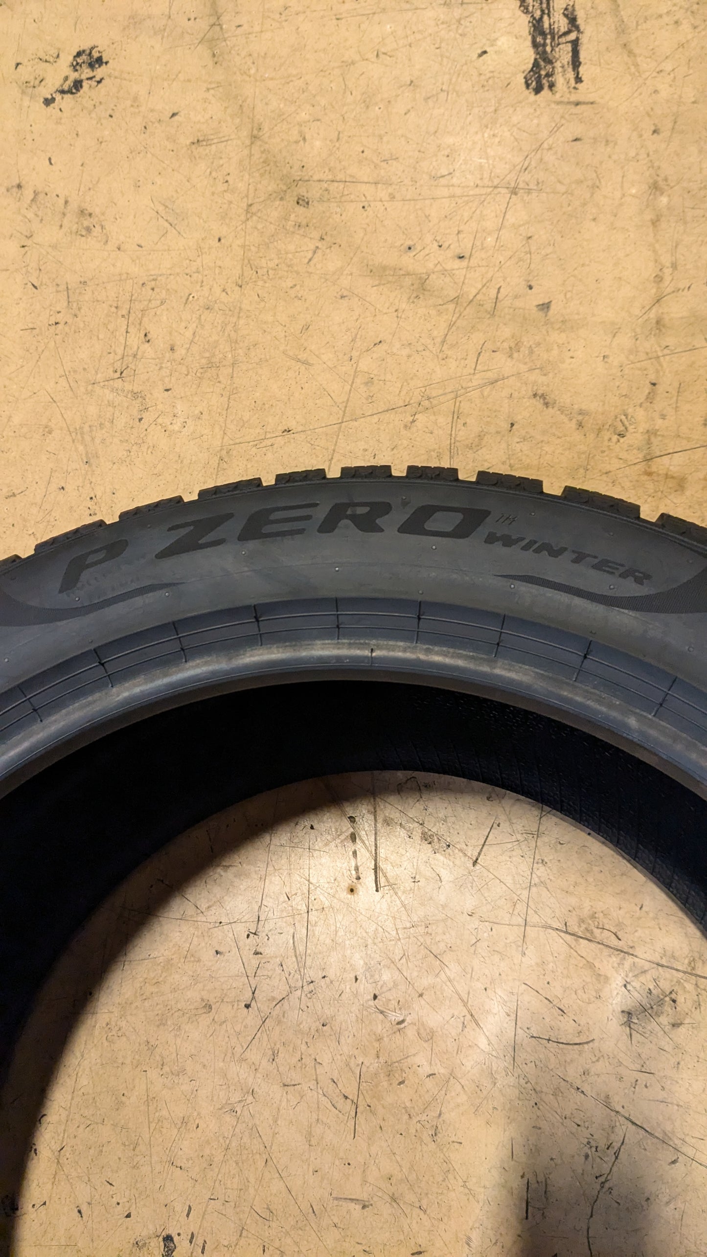 PIRELLI P ZERO WINTER MERCEDES BSW P 255 45 19 104V WINTER TIRE 3033700