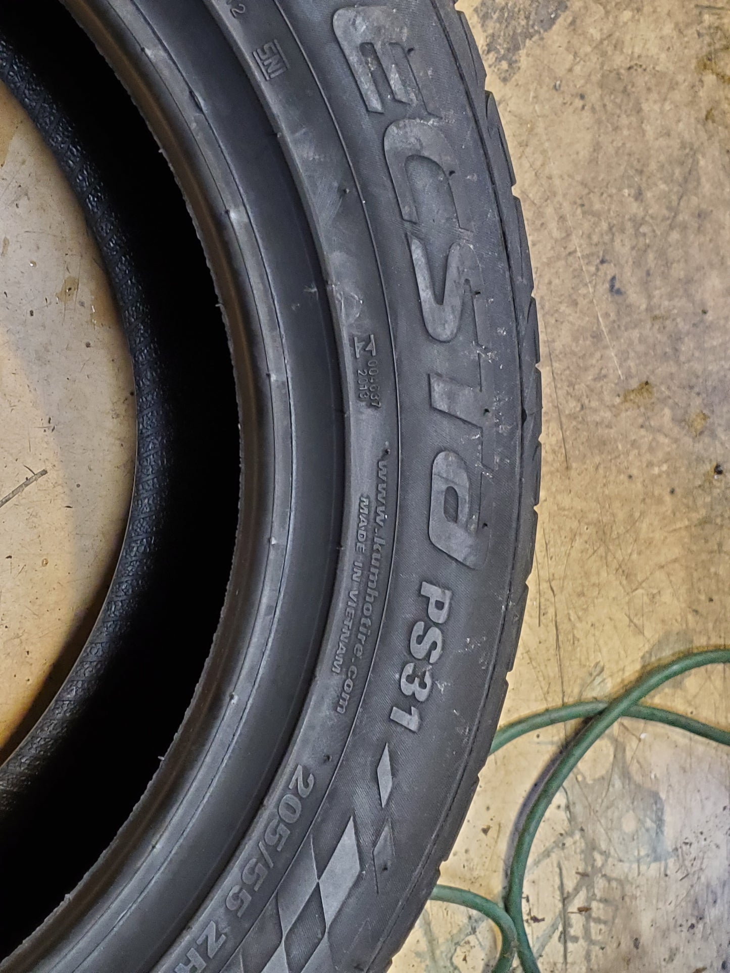 KUMHO ESCTA PS31 BSW P 205 55 16 91W UHP TIRE 2267943