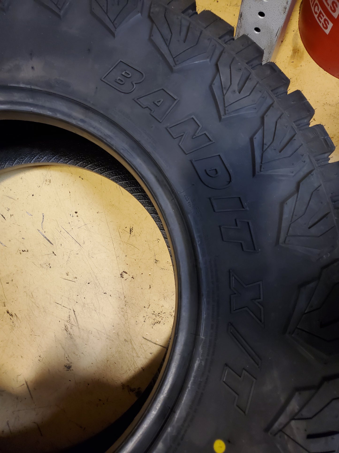 DELINTE DX-20 BANDIT X/T BSW LT 285 75 17 121/118Q RUGGED TIRE 834003