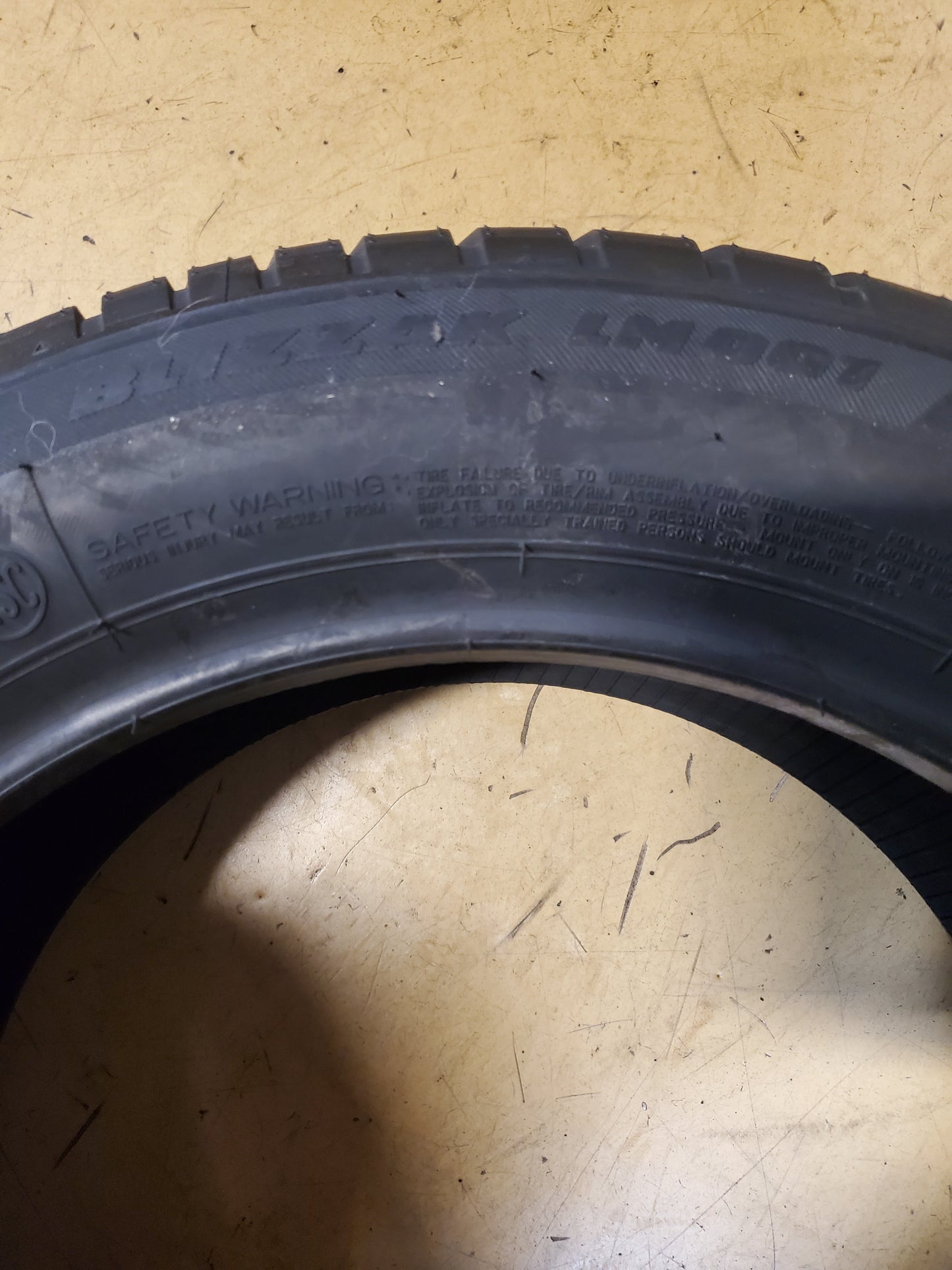 BRIDGESTONE BLIZZAK LM001 RFT BSW P 205 55 16 91H WINTER TIRE 011839