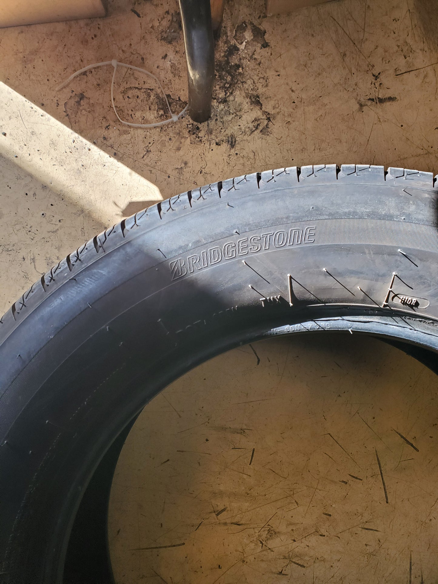 USED 8.5/32” BRIDGESTONE TURANZA QUIETTRACK BSW P 215 60 16 95V TIRE 000062