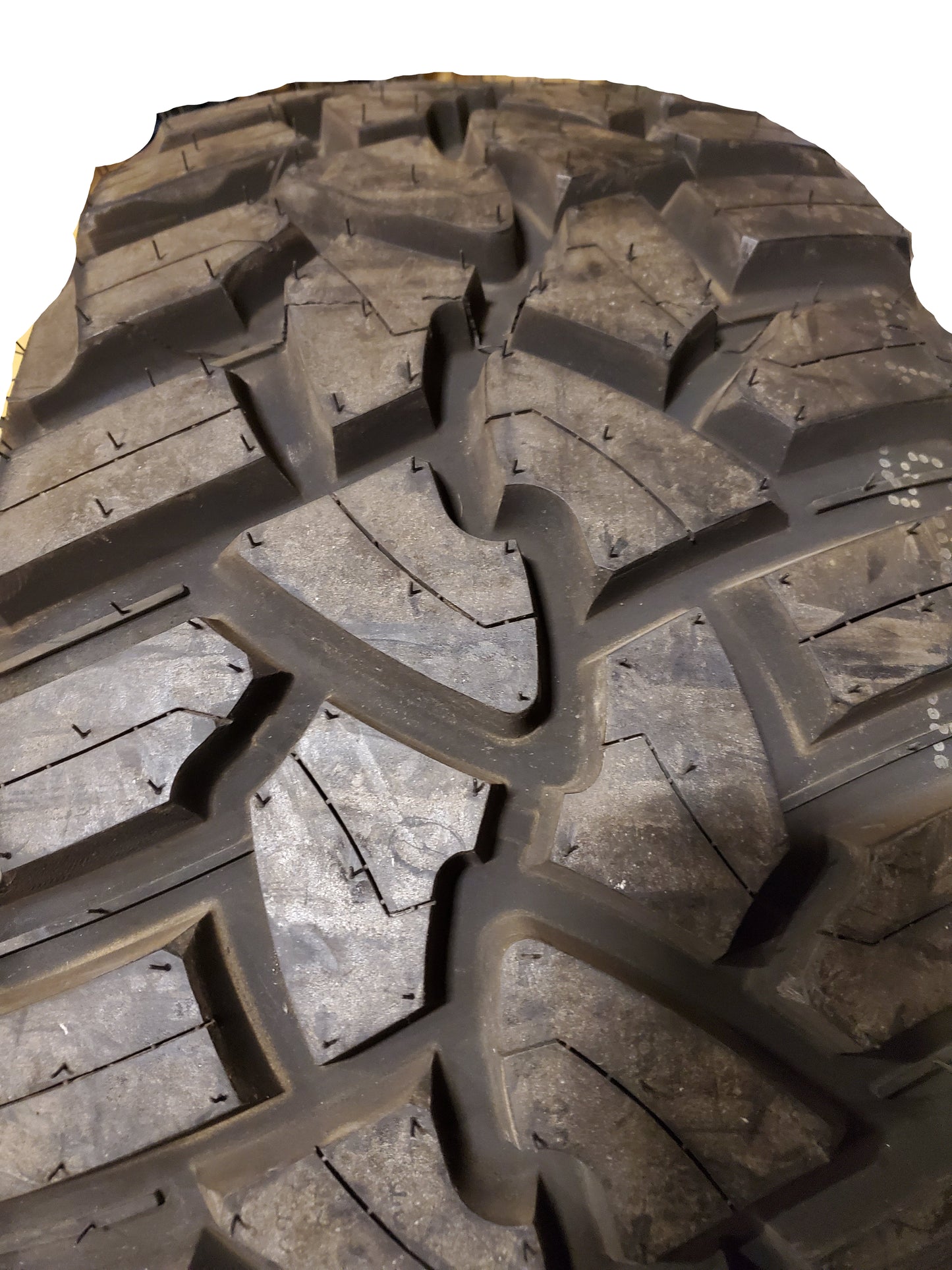 FURY COUNTRY HUNTER M/T II BSW LT 33 12.5 18 122Q 12PLY MUD TIRE FCHIIF33125018A