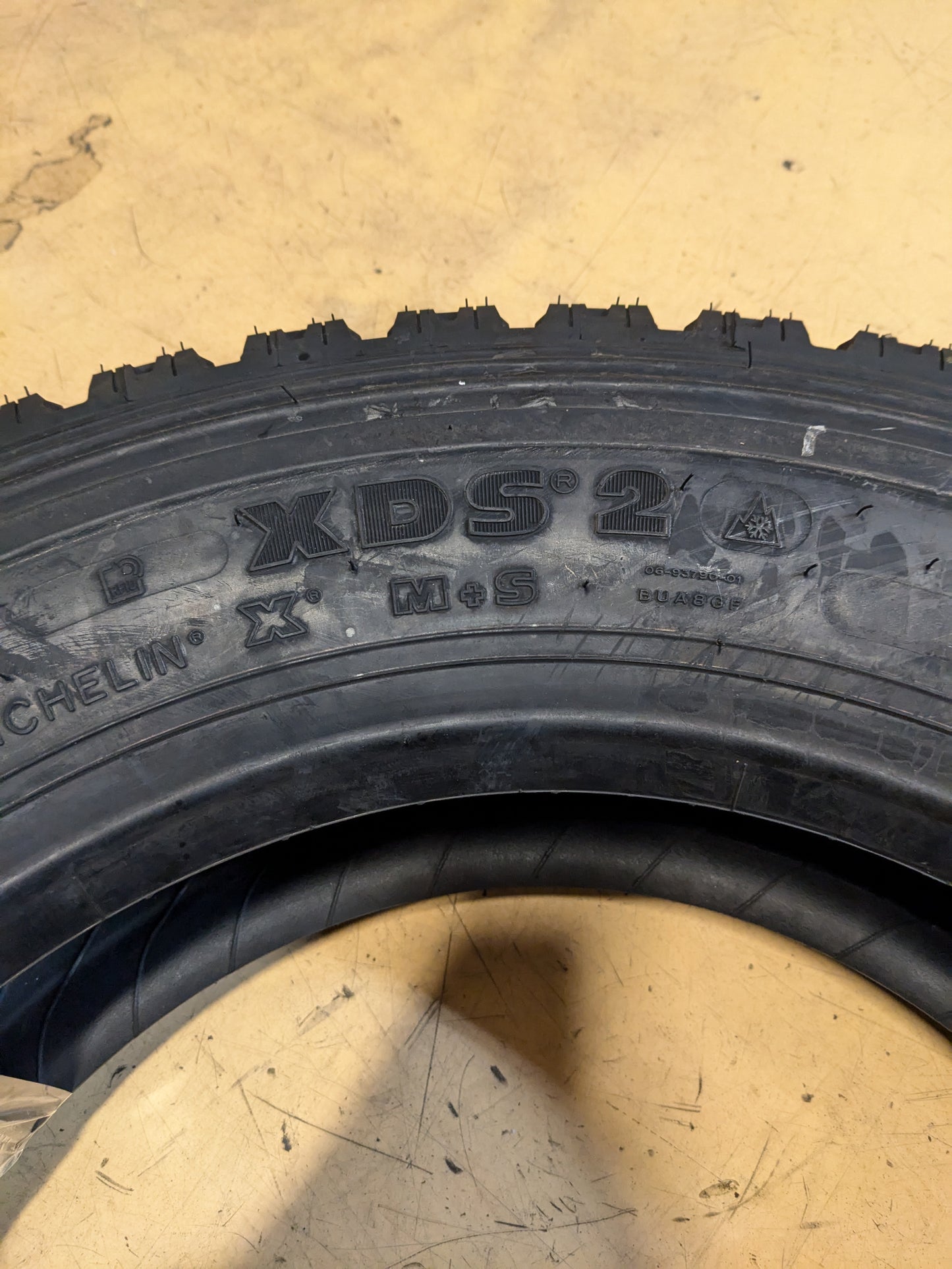 MICHELIN XDS2 225 70 19.5 128/126N 14PLY DRIVE AXLE TIRE 24975