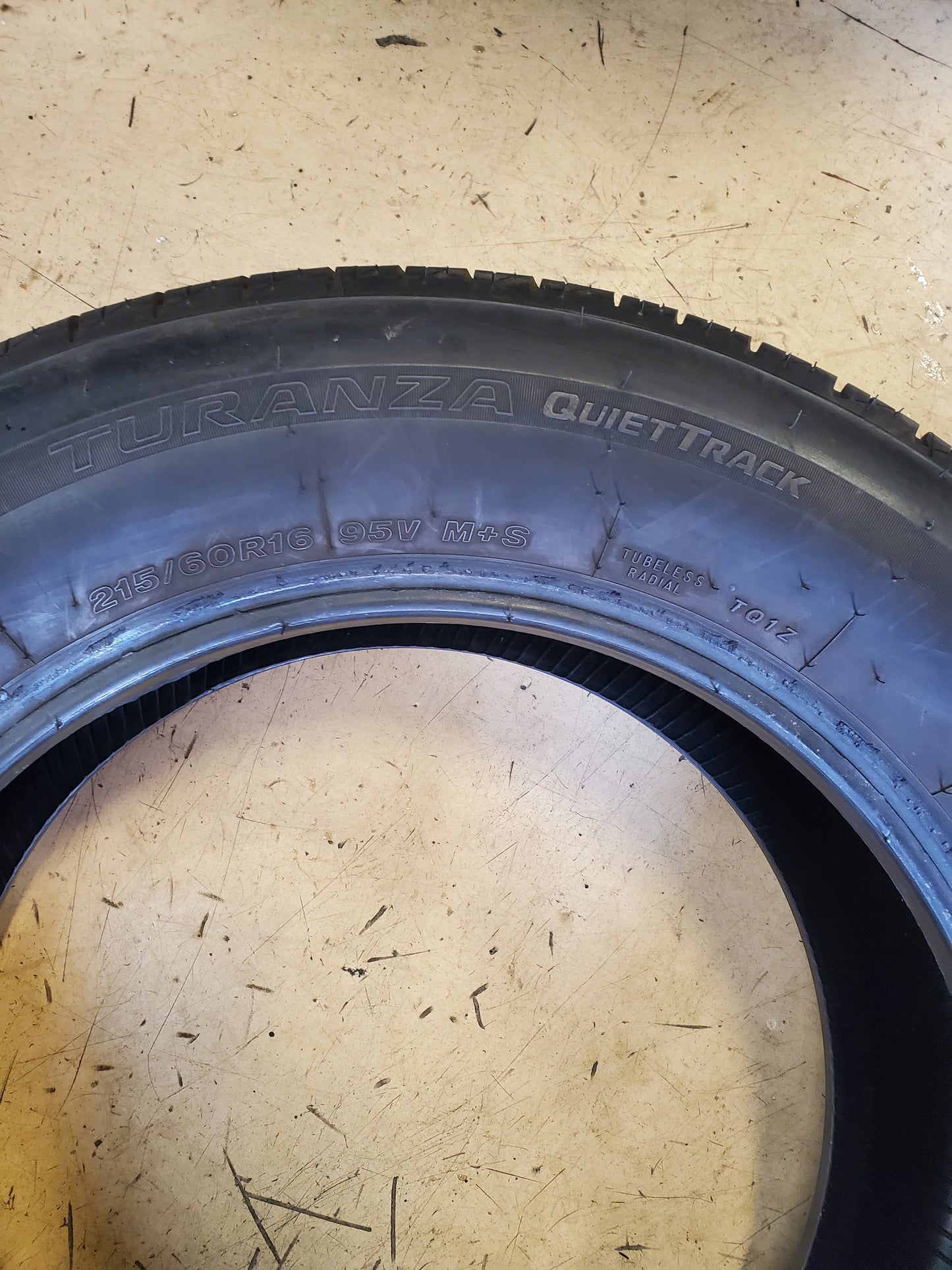 USED 8.5/32” BRIDGESTONE TURANZA QUIETTRACK BSW P 215 60 16 95V TIRE 000062