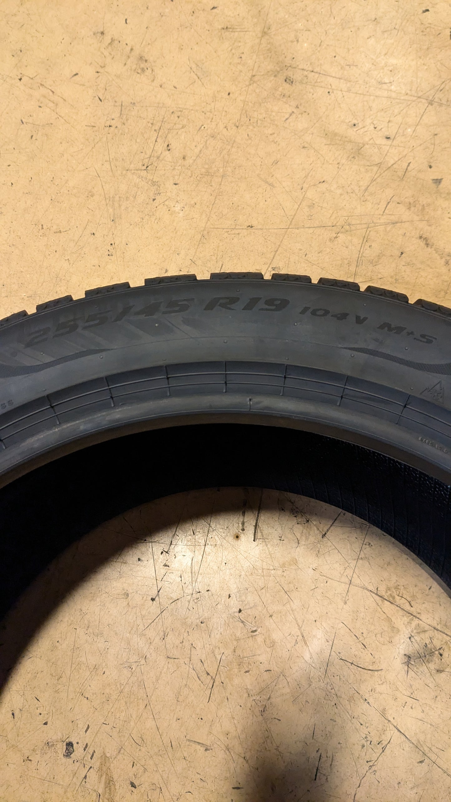 PIRELLI P ZERO WINTER MERCEDES BSW P 255 45 19 104V WINTER TIRE 3033700
