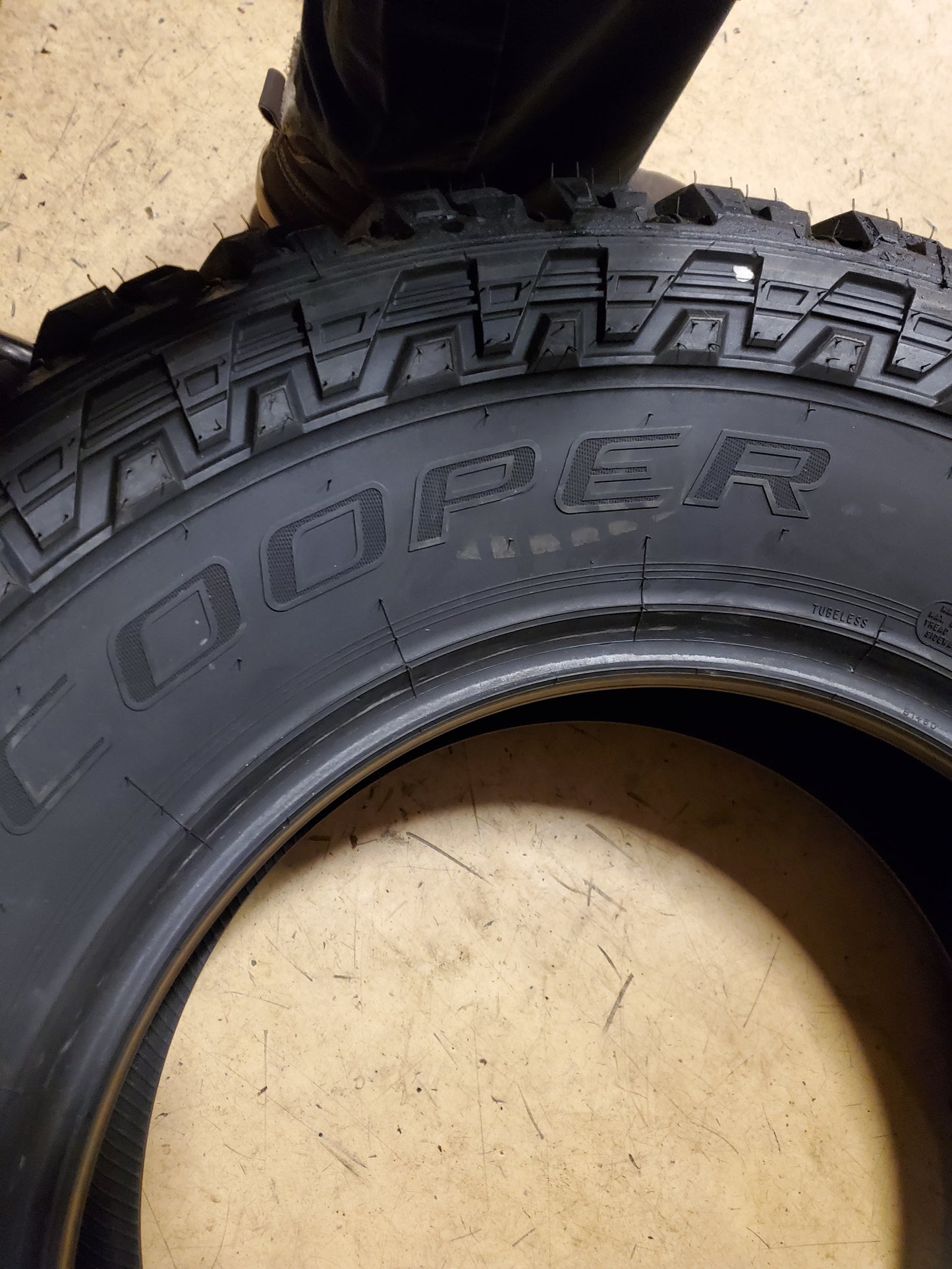 COOPER DISCOVERER S/T MAXX BSW LT 305 70 18 126/123Q 10PLY TIRE 170078004