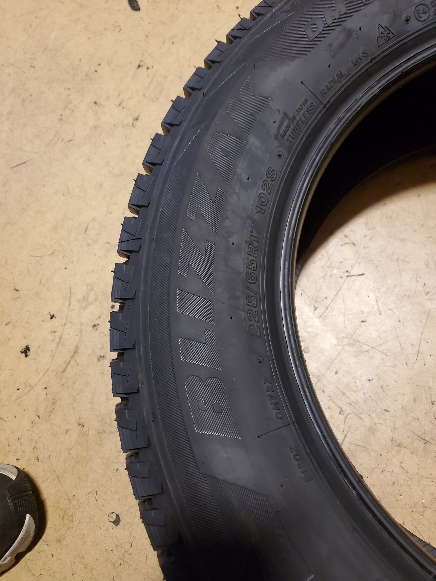BRIDGESTONE BLIZZAK DM-V2 BSW P 225 65 17 102S WINTER TIRE 15692
