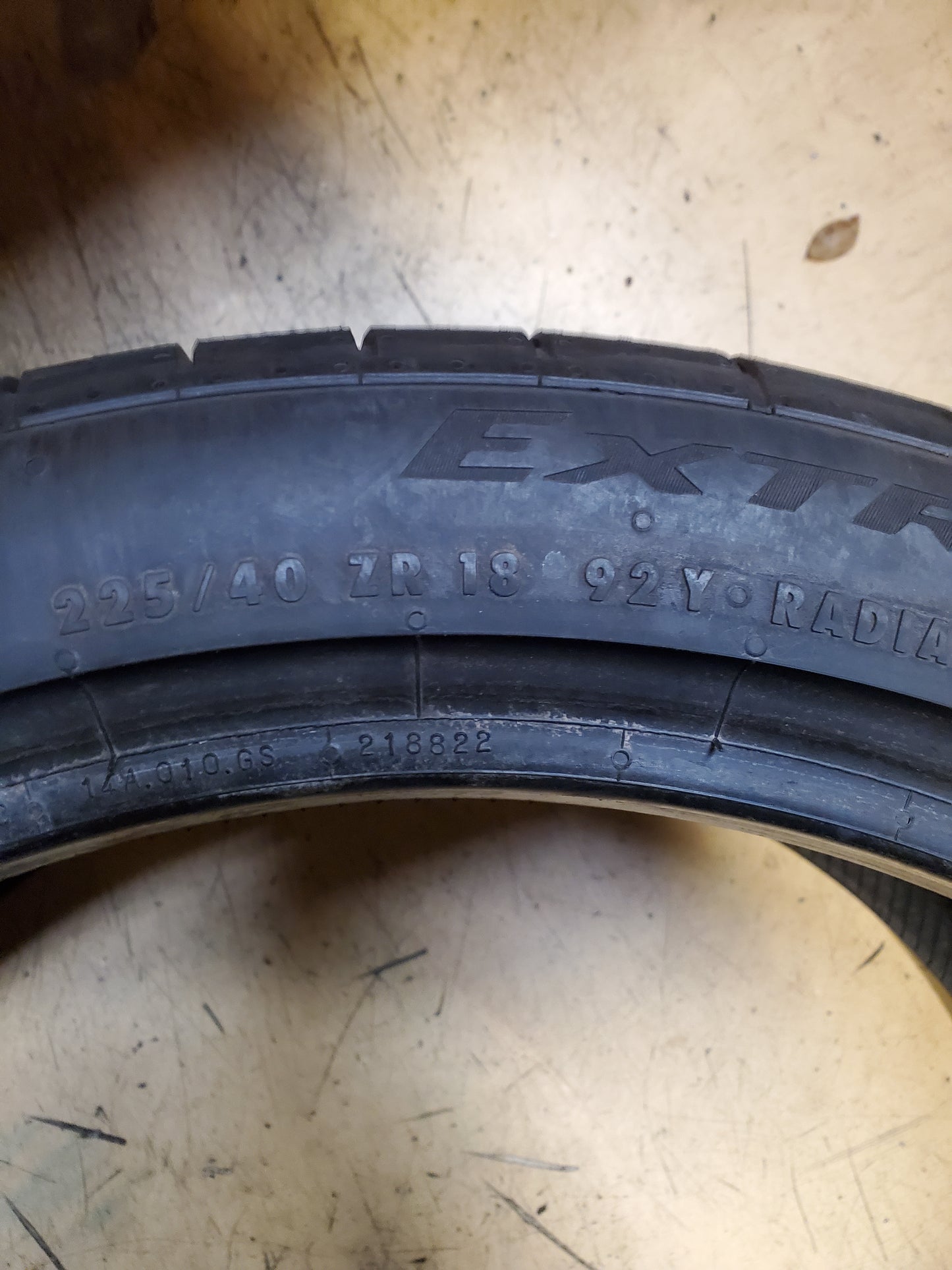 USED 8/32” CONTINENTAL EXTREMECONTACT SPORT P 225 40 18 92Y XL TIRE 15495980000