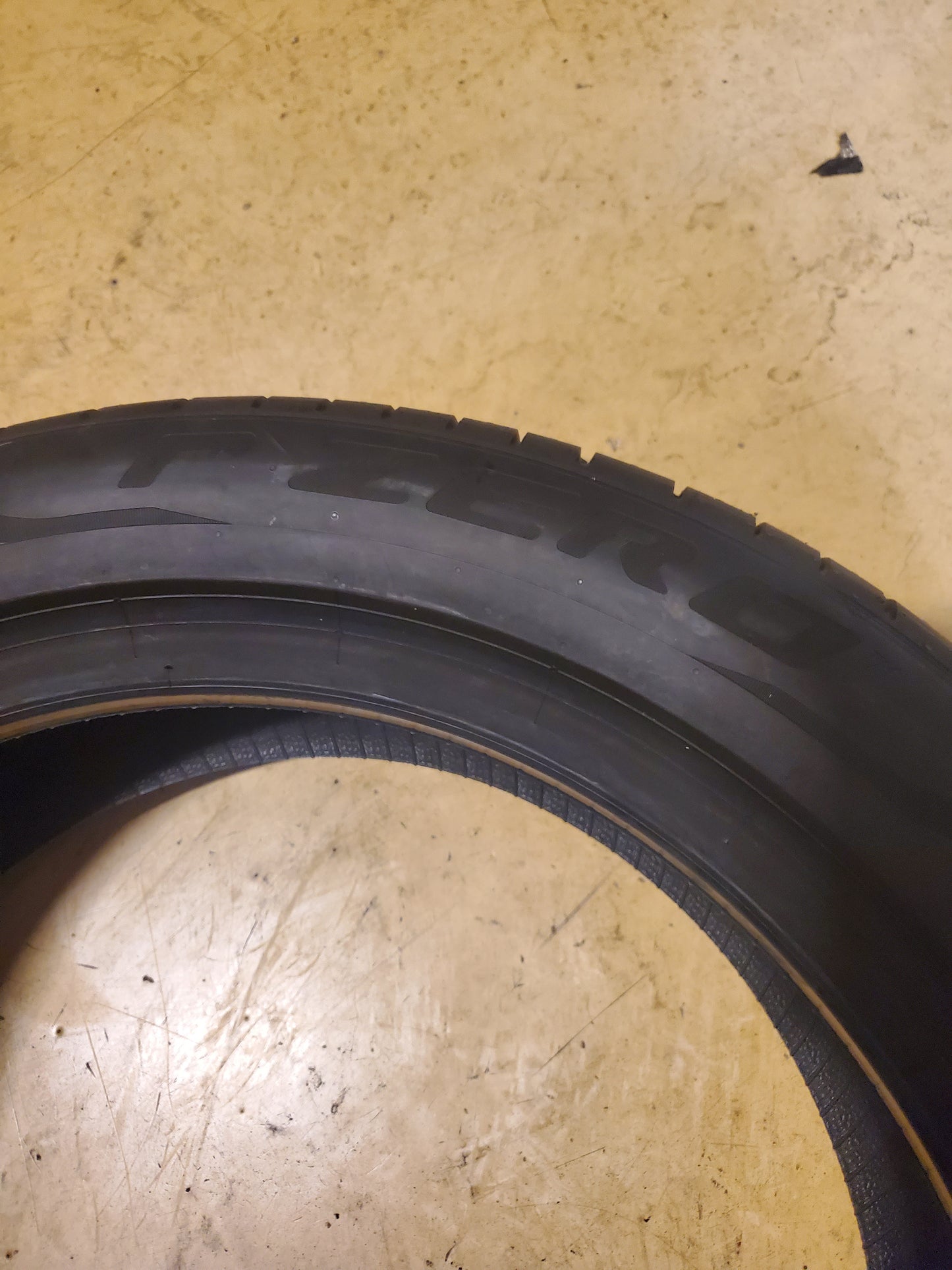 NOS PIRELLI P ZERO MO BSW P 235 50 19 99W UHP TIRE 2706500