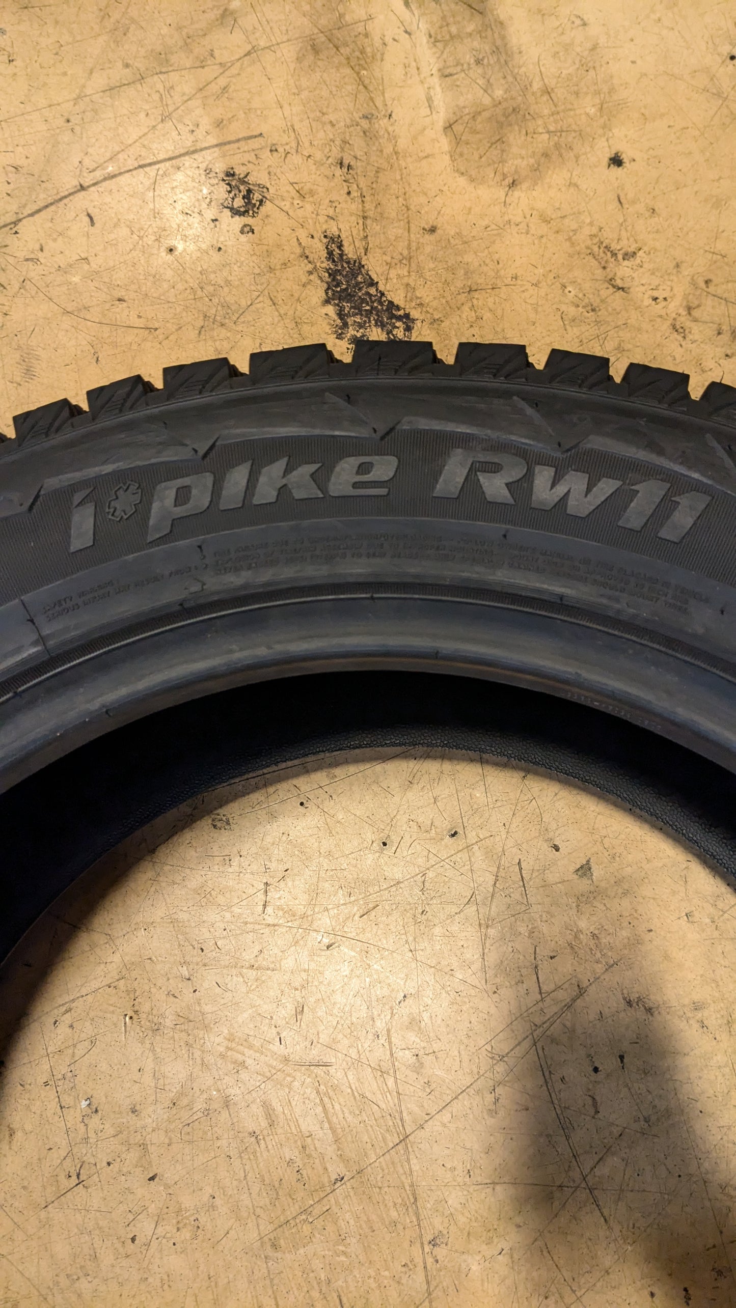 NOS HANKOOK I PIKE RW11 BSW P 275 55 20 111T WINTER TIRE 1009539