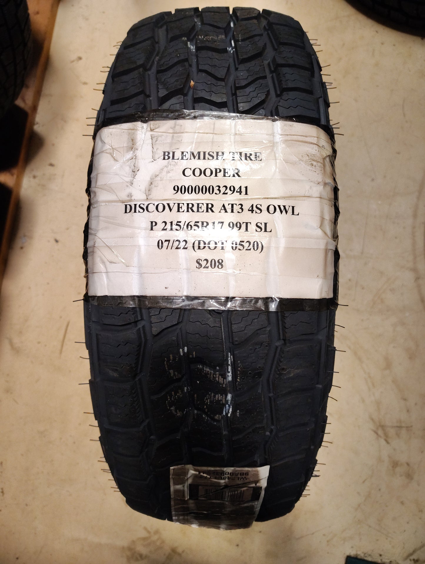 BLEMISH TIRE COOPER DISCOVERER AT3 4S OWL P 215 65 17 99T SL ALL TERRAIN TIRE 90000032941