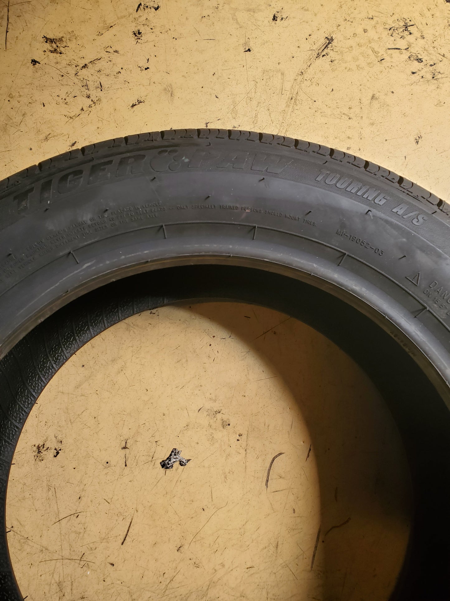 UNIROYAL TIGER PAW TOURING A/S BSW P 185 60 15 84H ALL SEASON TIRE 26635
