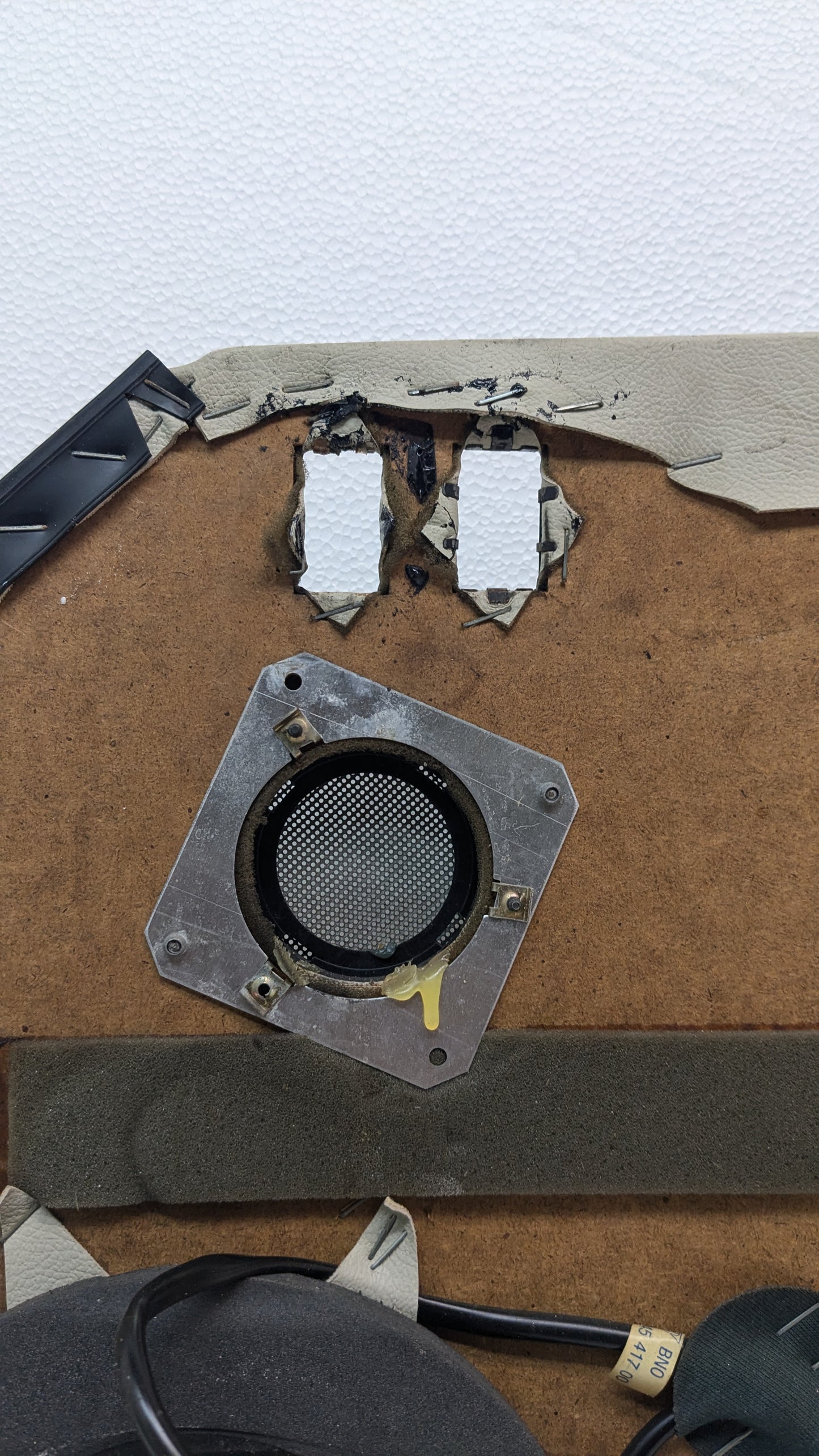 USED PORSCHE 911 CARRERA LEFT LEATHER DOOR PANEL WITH TWEETER AND HANDLE