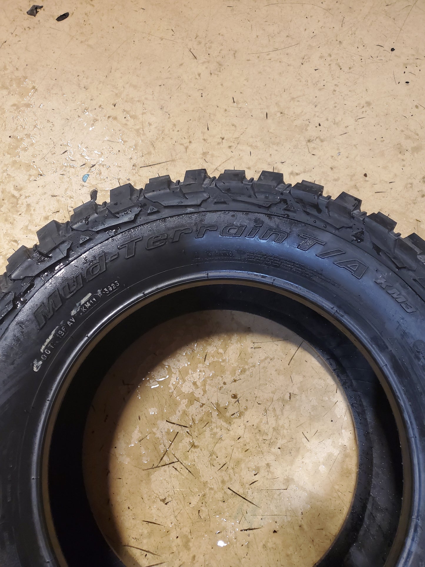 BFGOODRICH MUD TERRAIN T/A KM3 BSW LT 255 65 17 114/110Q 8PLY MUD TIRE 09656