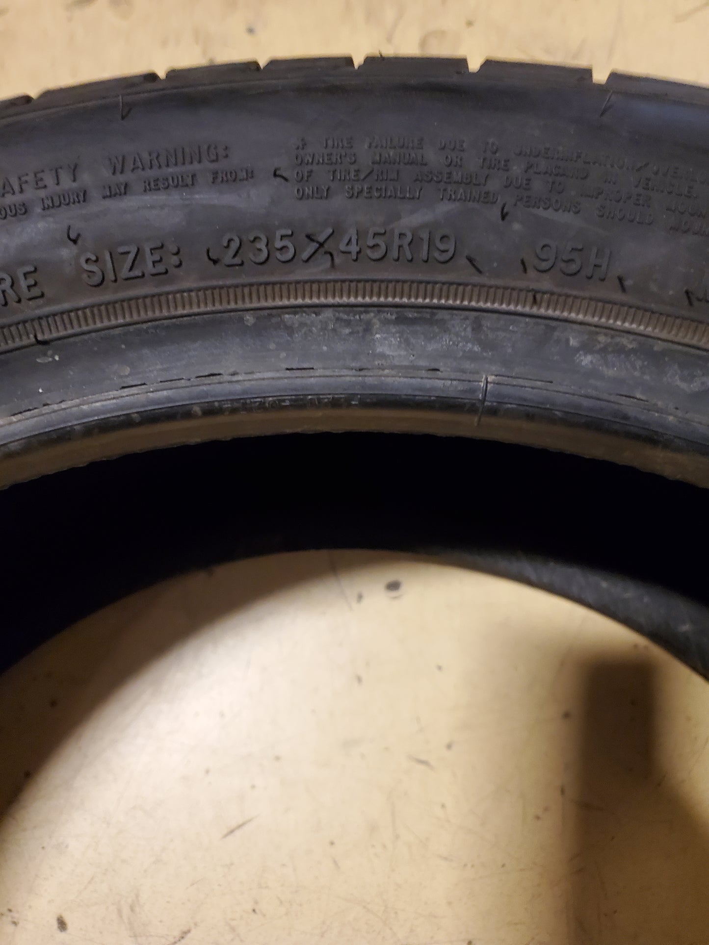 USED 11/32”GOODYEAR ASSURANCE MAXLIFE P 235 45 19 95H ALL SEASON TIRE 110931545