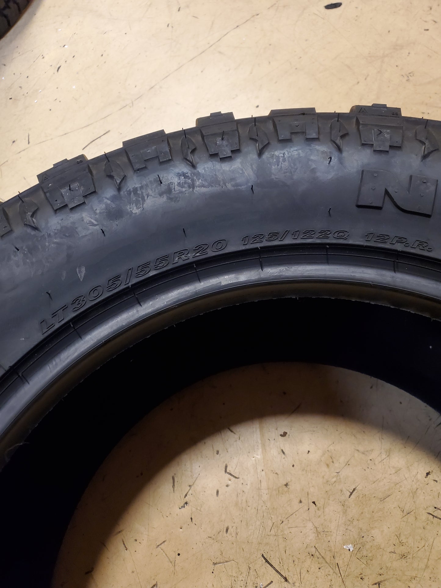 NOS NEXEN ROADIAN MTX BSW LT 305 55 20 125/122Q 12PLY MUD TIRE 16271NXK