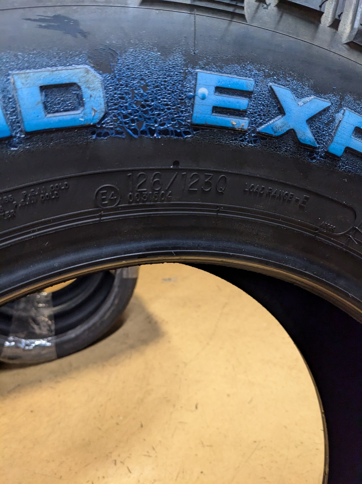 MICKEY THOMPSON BAJA LEGEND EXP RWL LT 305 70 18 126/123Q LRE 10PLY ALL TERRAIN TIRE 331083003