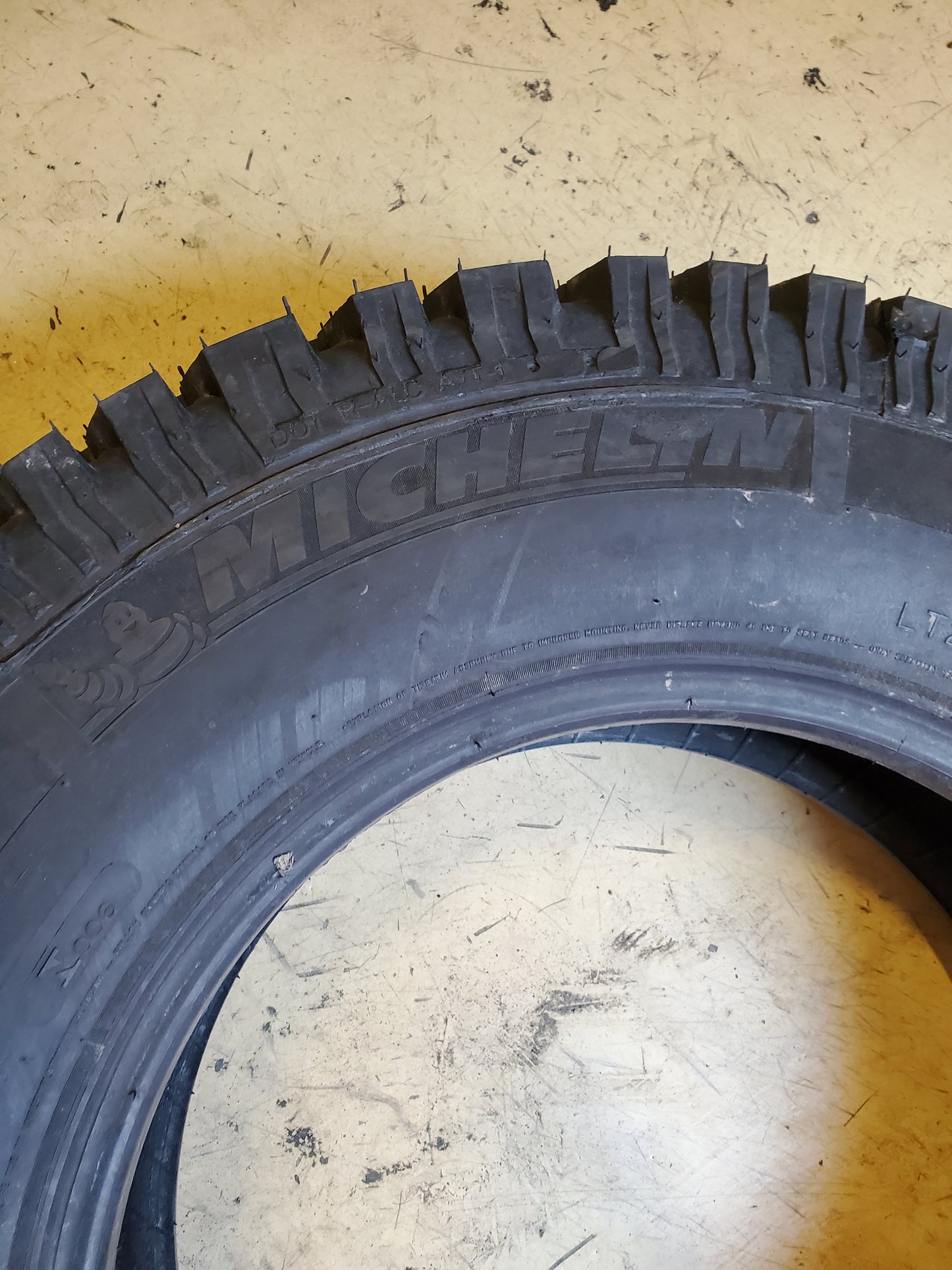 NOS MICHELIN LTX M/S 2 BSW LT 235 80 17 120/117R 10PLY ALL SEASON TIRE 02327