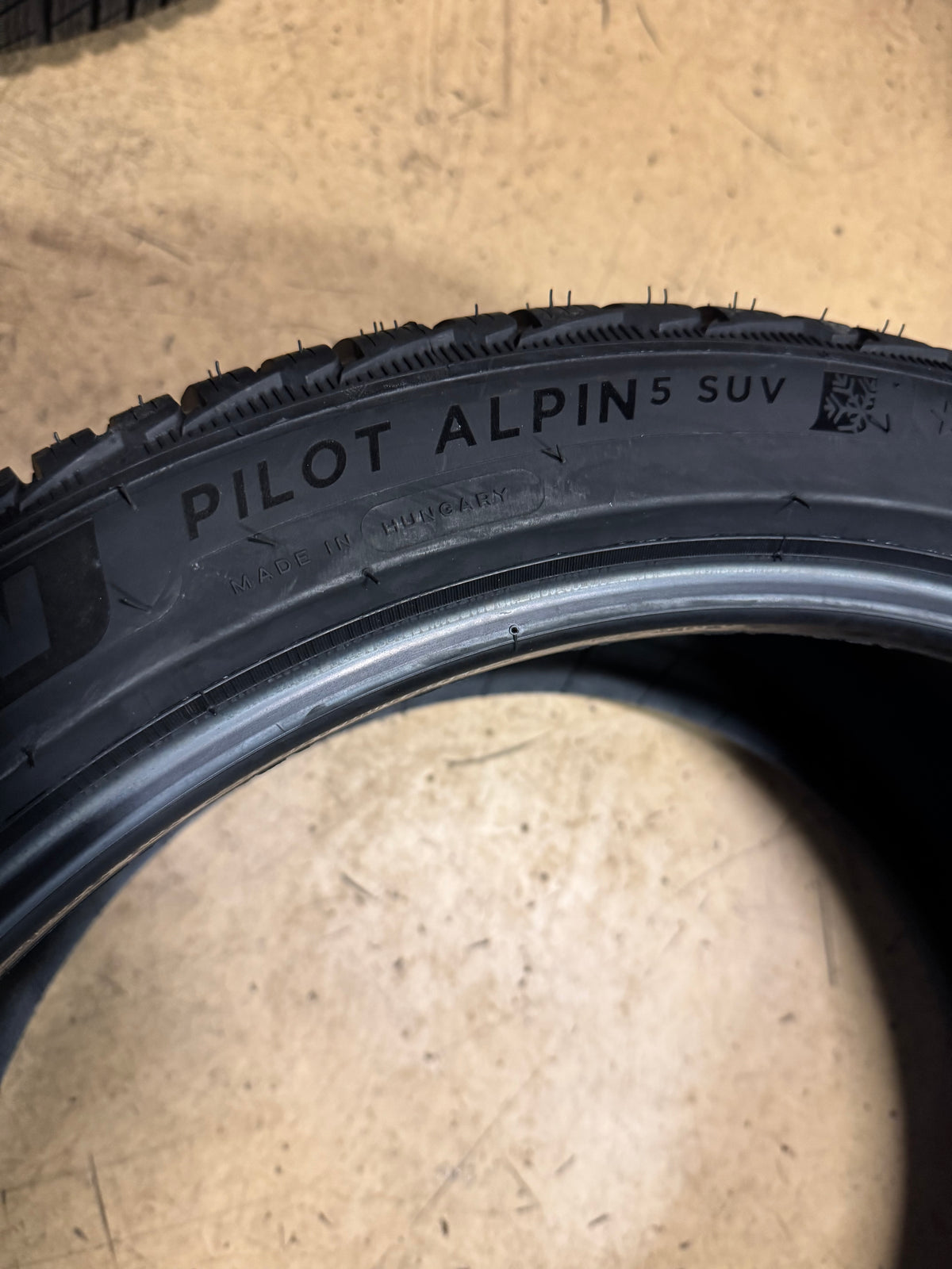 NOS MICHELIN PILOT ALPIN 5 SUV (*) BMW BSW P  295 35 21 107V XL WINTER TIRE 75271