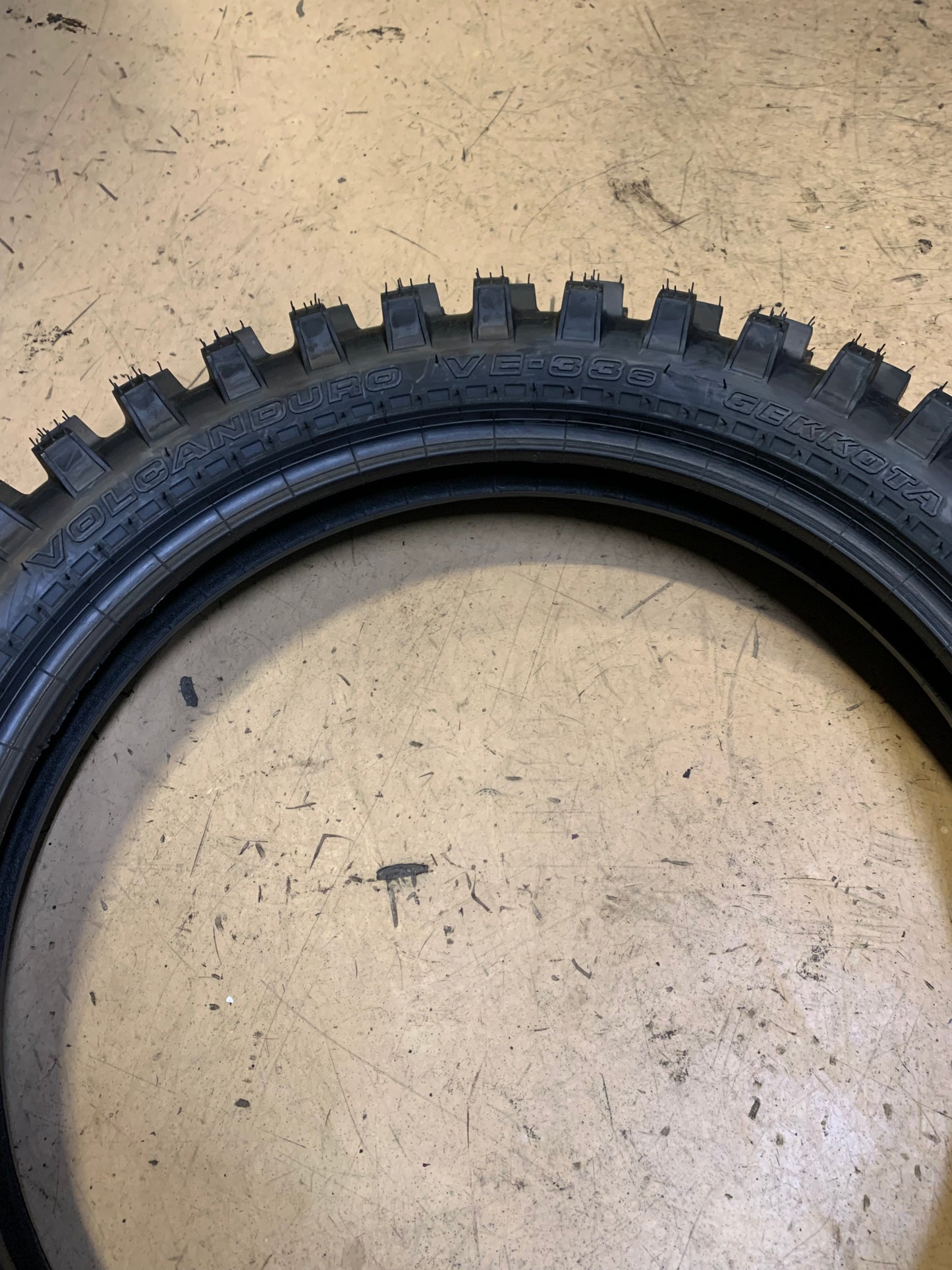 IRC GEKKOTA VOLCANDURO VE33S BSW  110 100 18 64M REAR MOTORCYCLE TIRE 102653