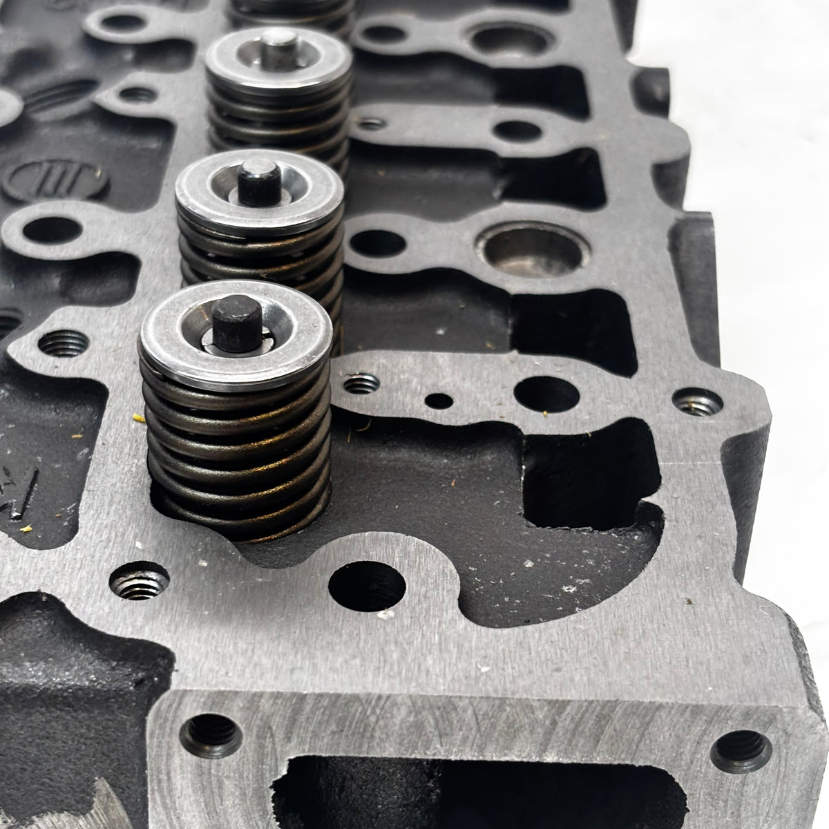 D902 COMPLETE CYLINDER HEAD WITH VALVES SPRING FOR KUBOTA D902