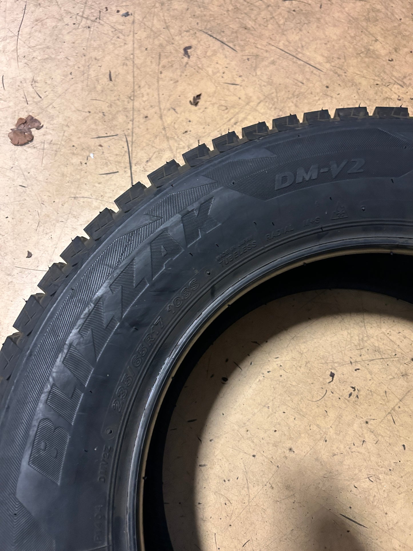 BRIDGESTONE BLIZZAK DM-V2 BSW P 235 65 17 108S XL WINTER TIRE 015743