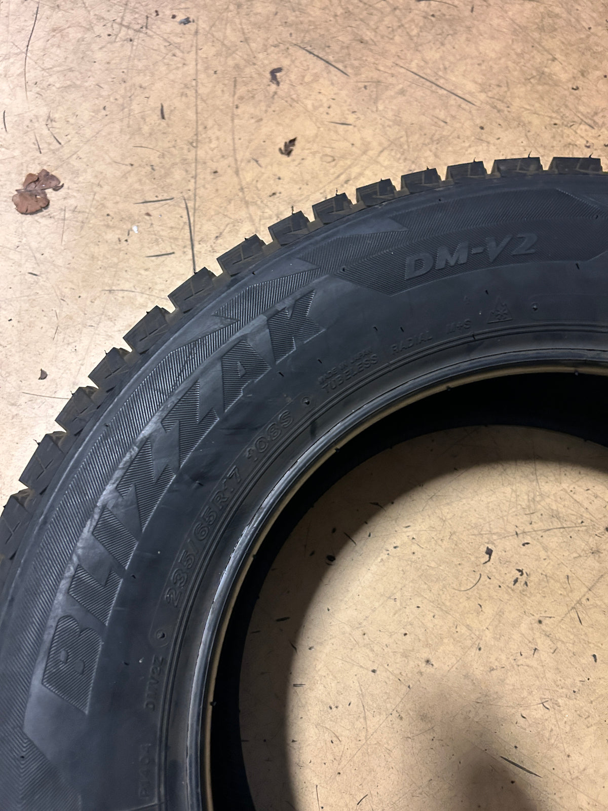 BRIDGESTONE BLIZZAK DM-V2 BSW P 235 65 17 108S XL WINTER TIRE 015743
