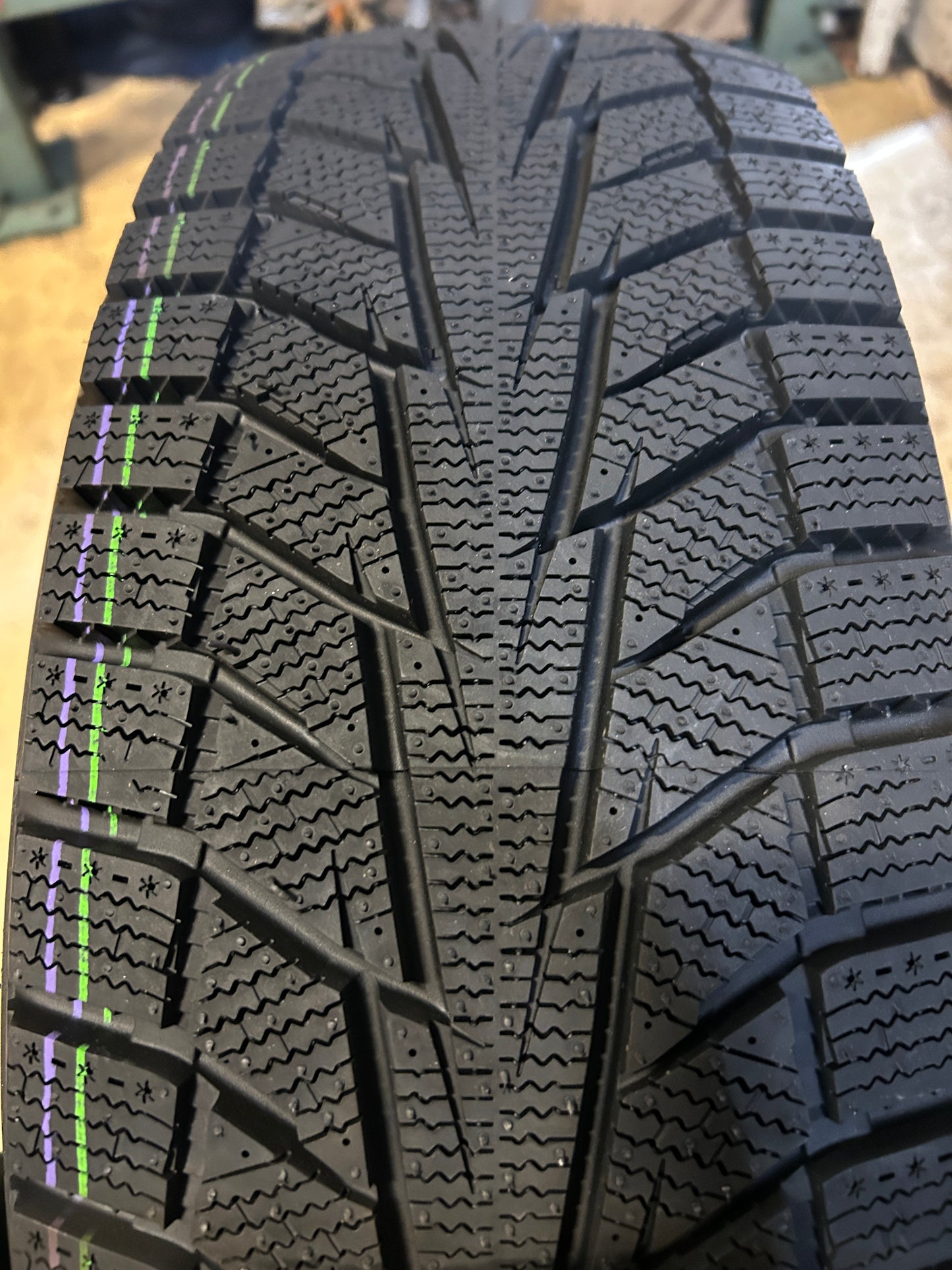 NOS HANKOOK WINTER ICEPT IZ2 BSW P 205 65 16 95T WINTER TIRE 1020344