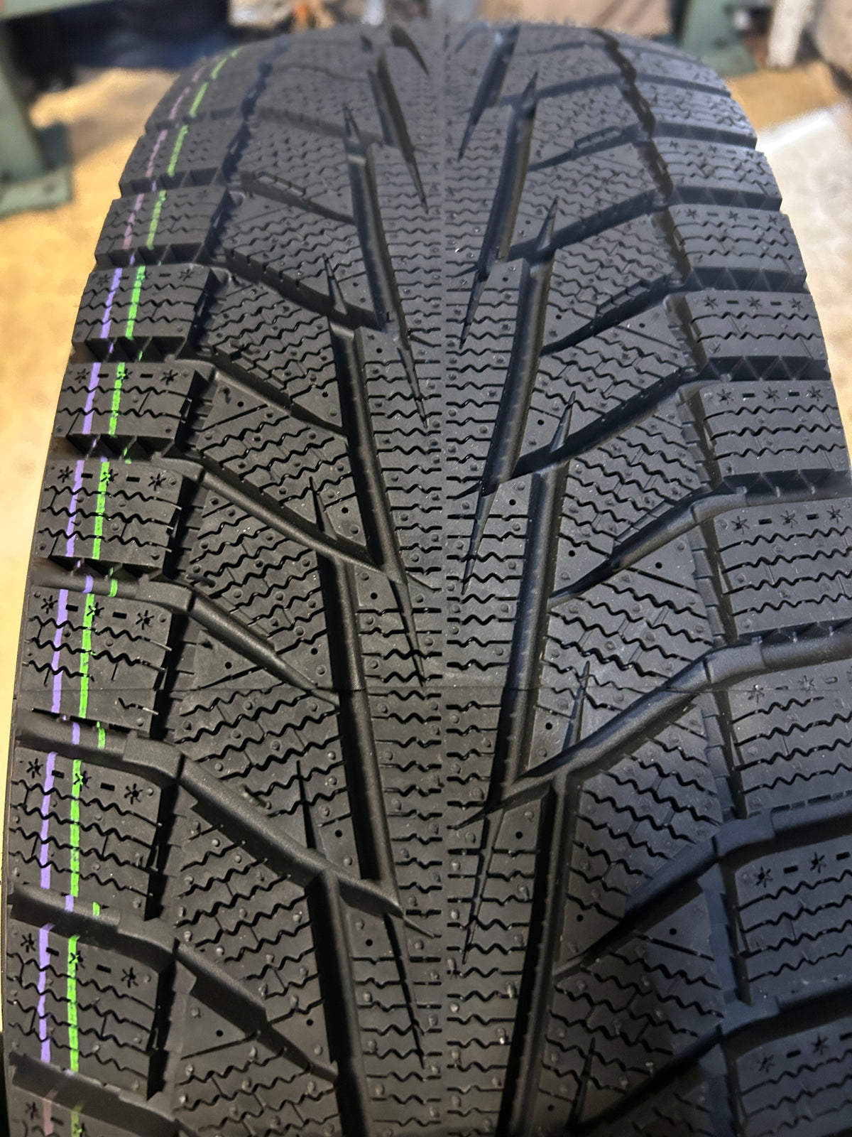 NOS HANKOOK WINTER ICEPT IZ2 BSW P 205 65 16 95T WINTER TIRE 1020344