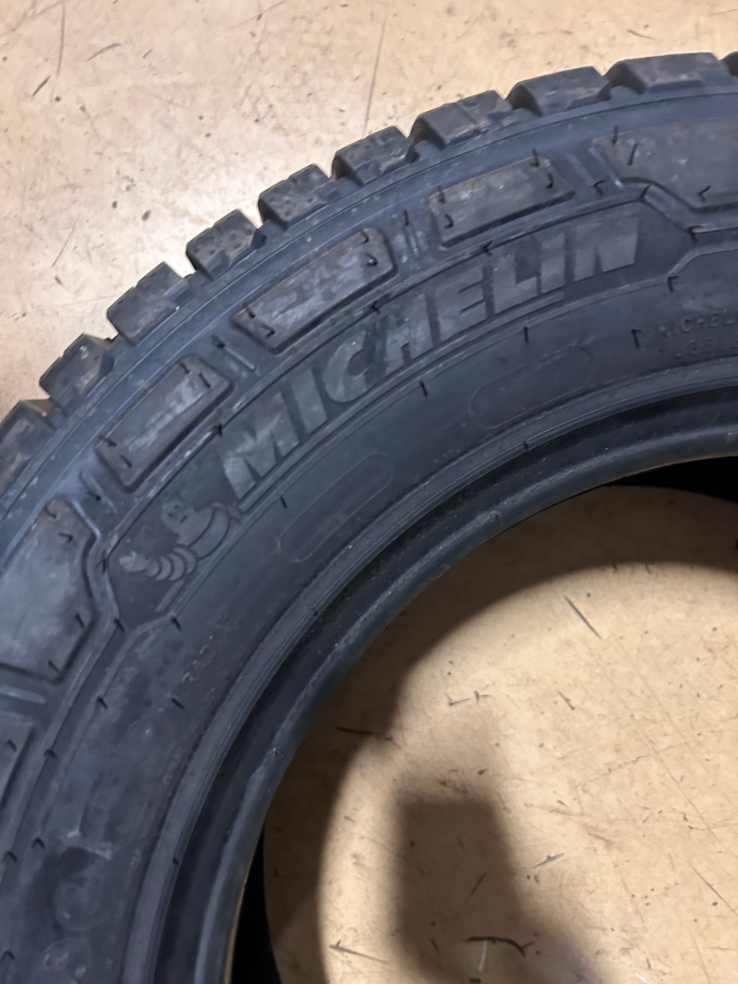 MICHELIN AGILIS CROSSCLIMATE DT P 235 65 16C 121/119R 10PLY ALL SEASON TIRE 12816