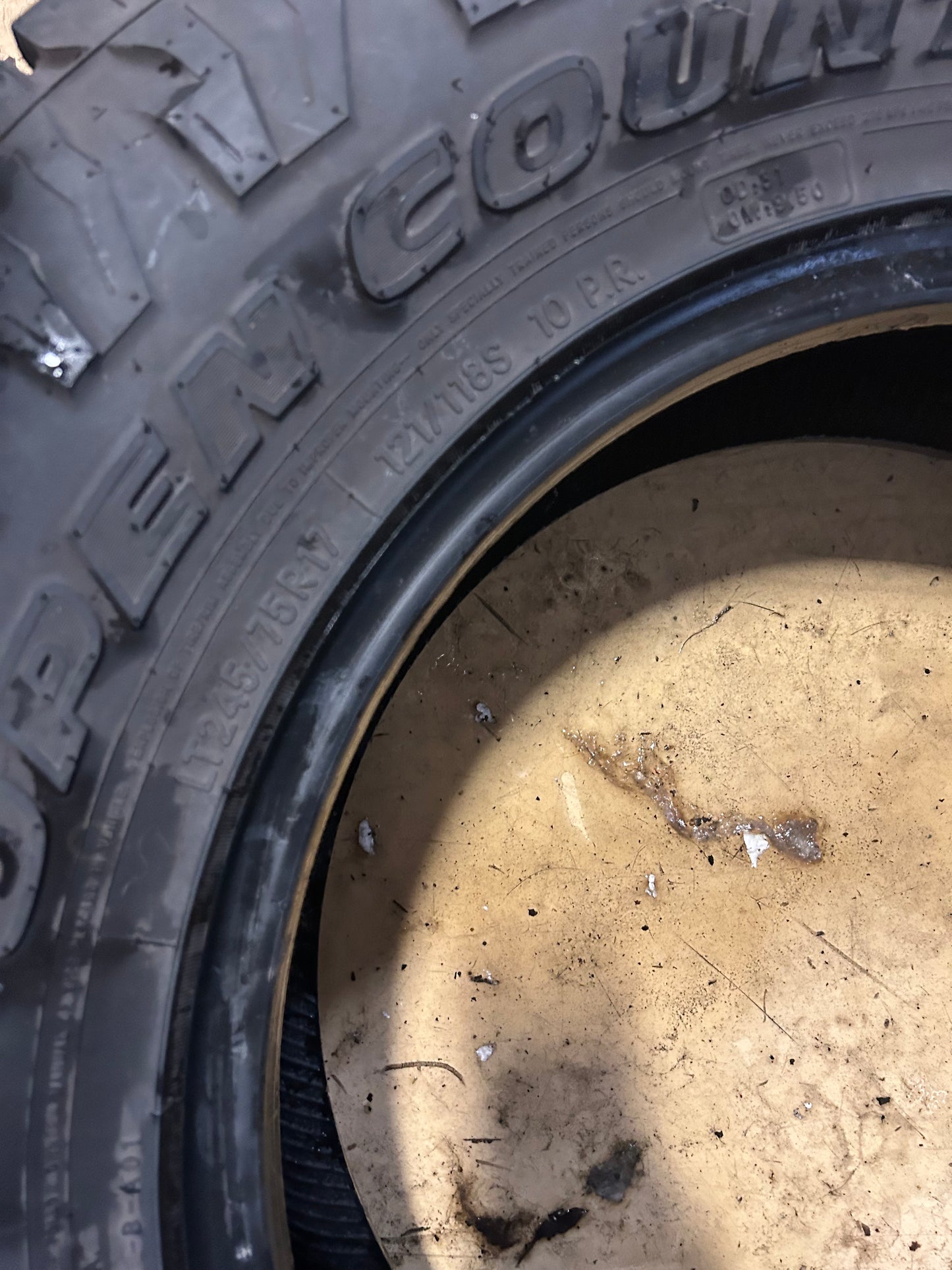 USED 8.5/32” TOYO OPEN COUNTRY A/T III BSW LT 245 75 17 121/118S 10PLY TIRE 355640