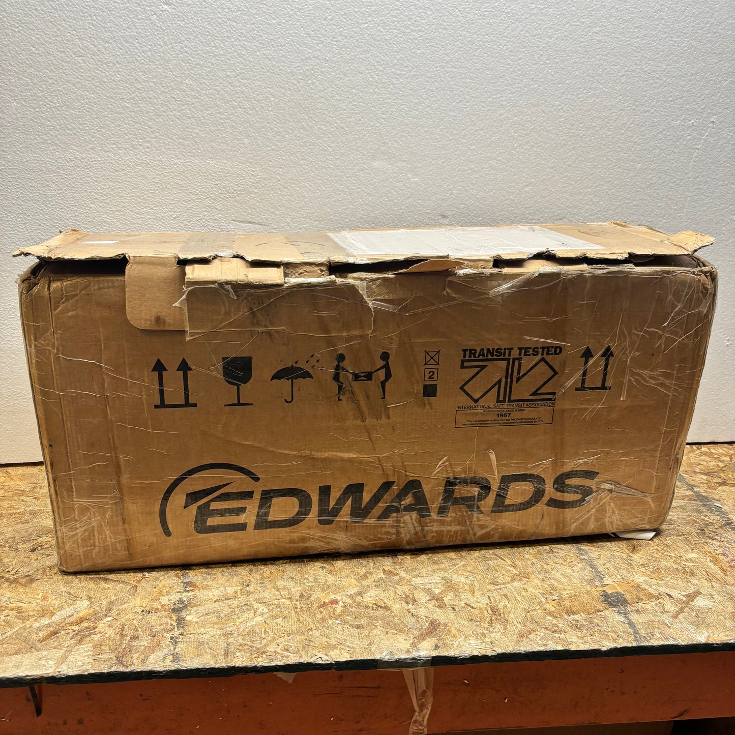 EDWARDS RV3 ROTARY VANE VACUUM PUMP 220-240V 50/60HZ (NEEDS REPAIR)