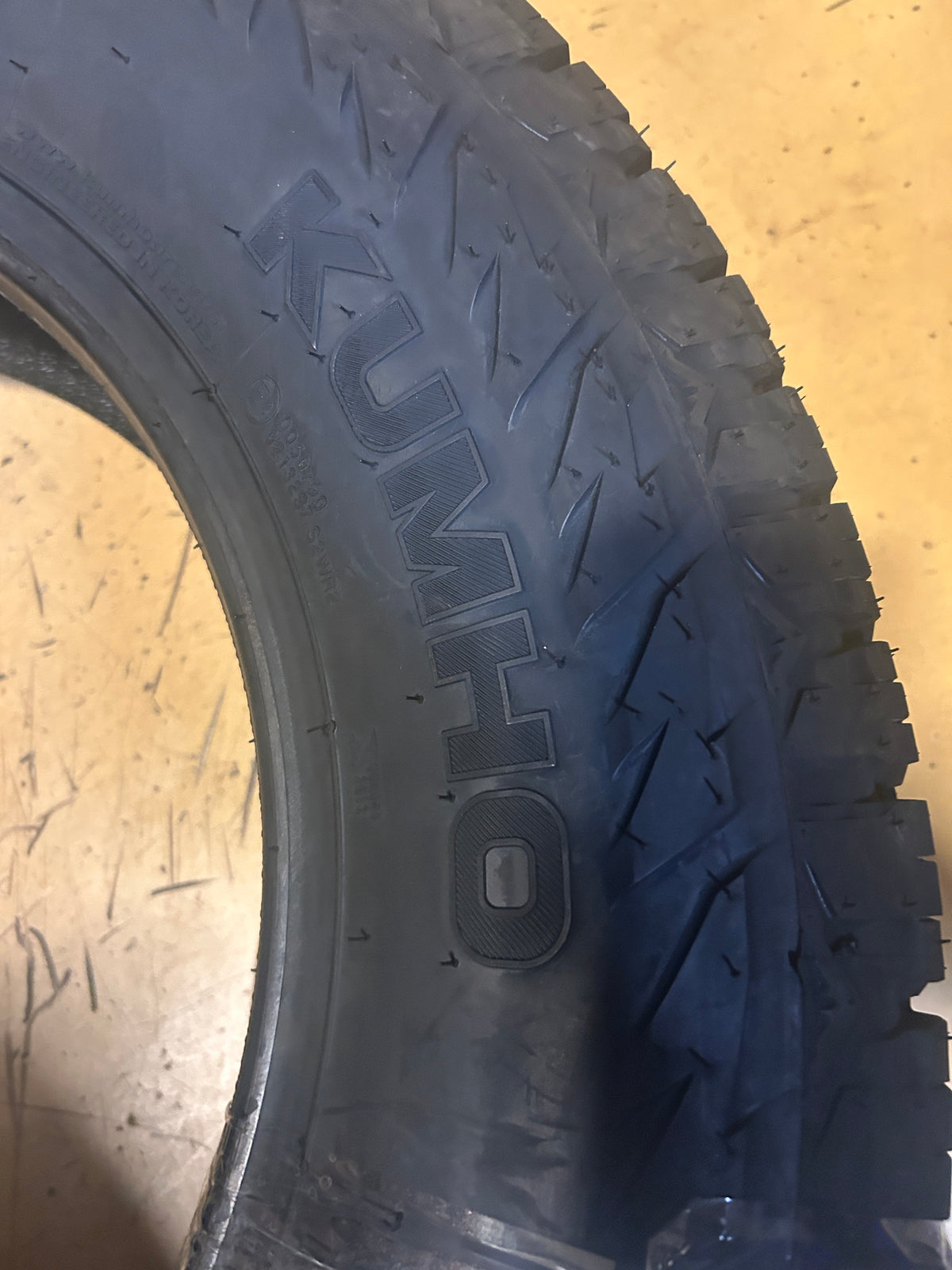 KUMHO ROAD VENTURE AT52 BSW P 225 70 17C 108/106S 6PLY CARGO TIRE 2305953