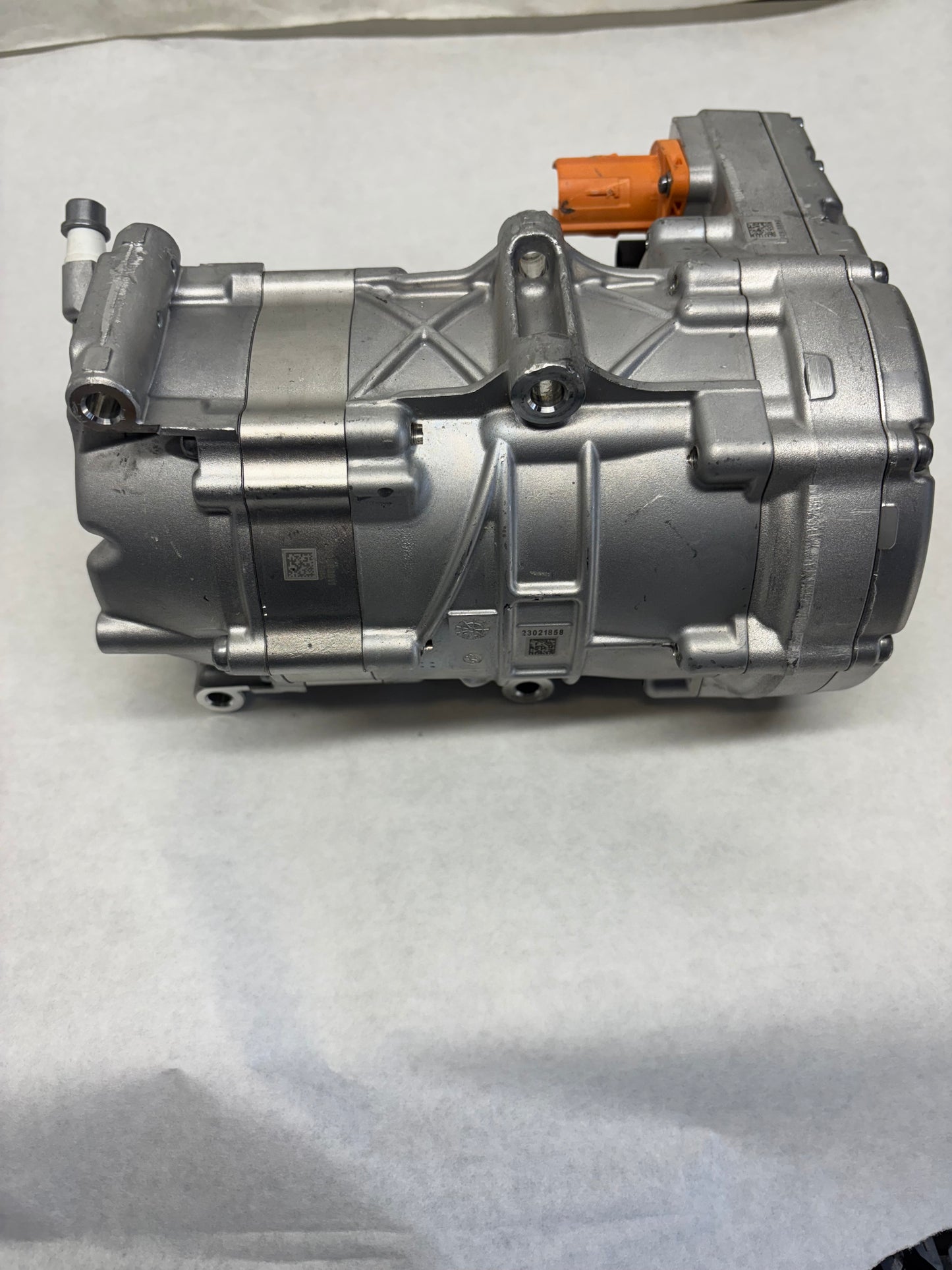 FREIGHTLINER AC COMPRESSOR 57CC 400V ERC MAHLE 22-79626-000 DAMAGED - 3