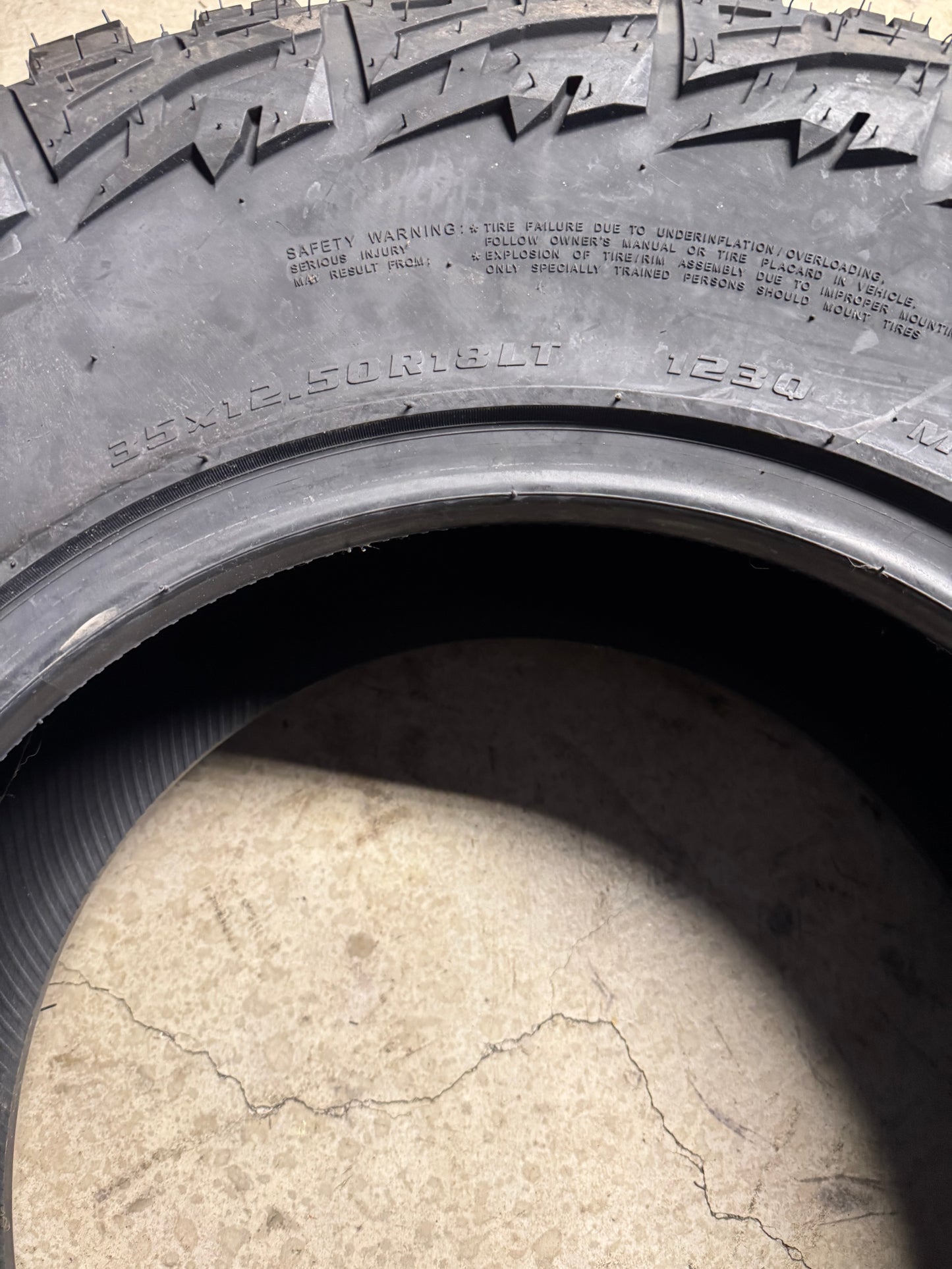 NOS KANATI MUD HOG M/T BSW LT 35 12.5 18 123Q 10PLY MUD TERRAIN TIRE L1835125E