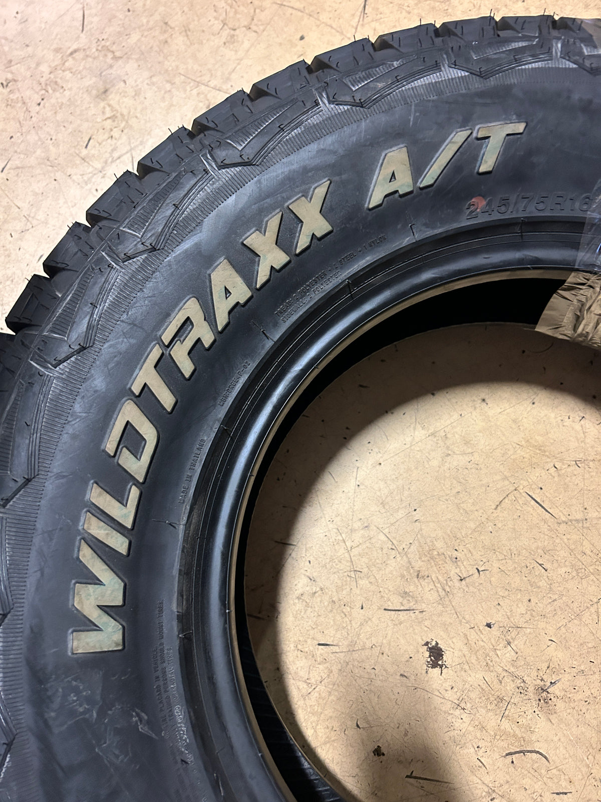 NOS LANDSPIDER WILDTRAXX A/T RWL P 245 75 16 111T ALL TERRAIN TIRE DAT003