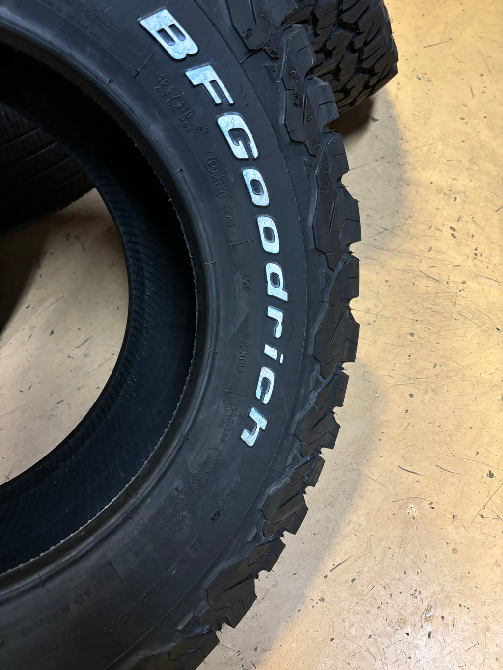2 BFGOODRICH ALL TERRAIN T/A KO2 RWL LT 265 70 16 121/118S LRE 10 PLY TIRES 62023