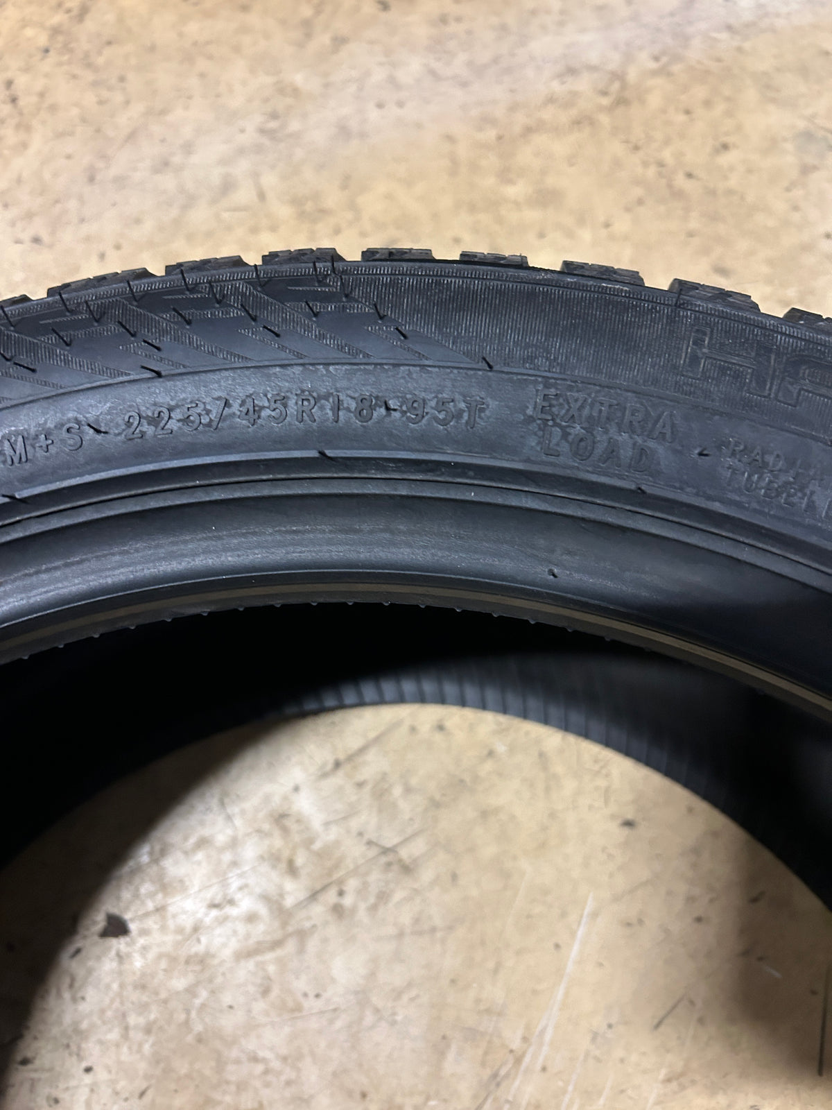 NOKIAN HAKKAPELIITTA 10 STUDDED BSW P 225 45 18 95T XL WINTER TIRE TS32445