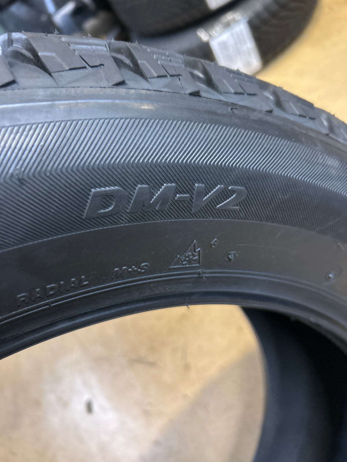 BRIDGESTONE BLIZZAK DM-V2 BSW P 245 55 19 103T SL WINTER TIRE 016355