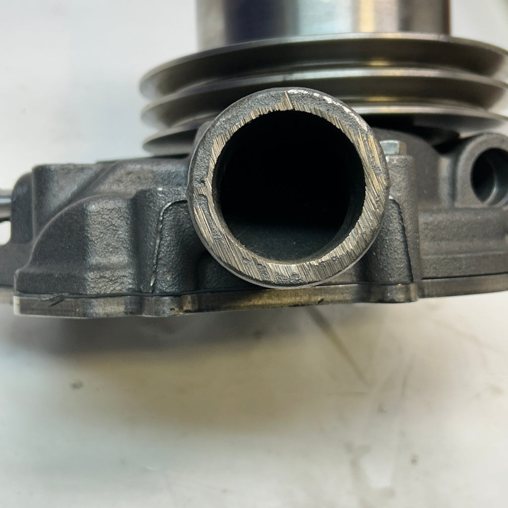 JOHN DEERE WATER PUMP RE33453