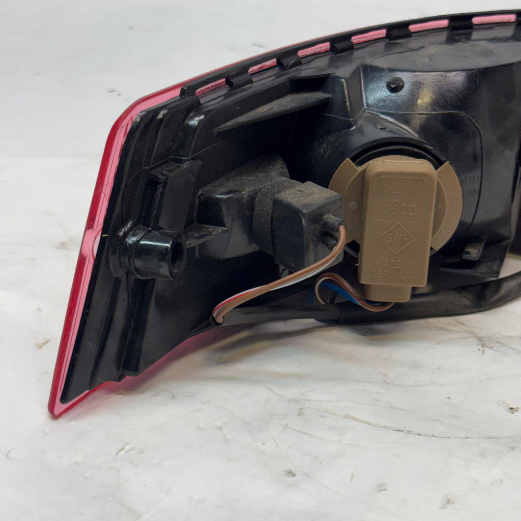USED PORSCHE 911 TAIL LIGHT RIGHT PASSANGER 89-94 L90002404