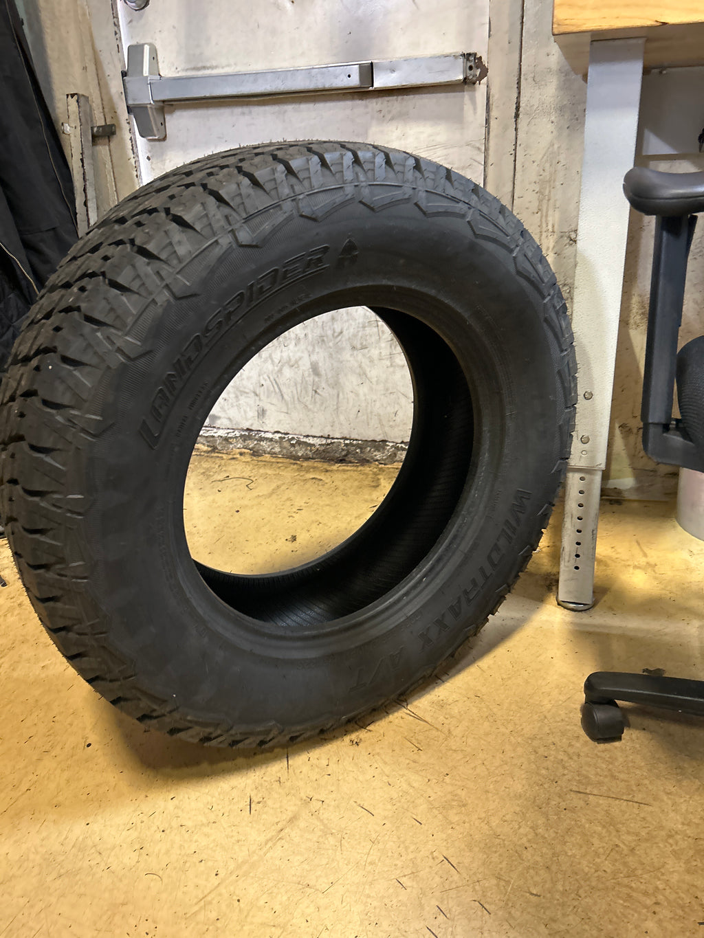 LANDSPIDER WILDTRAXX A/T OWL LT 285/65R18 125/122S ALL TERRAIN TIRE DAT035