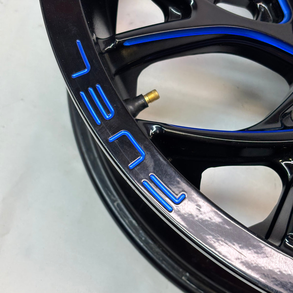 FUEL UTV ALUMINUM RIM D778 RUNNER UTV 18X7 5X156 ET13 GLOSS BLACK MILLED CANDY BLUE FINISH